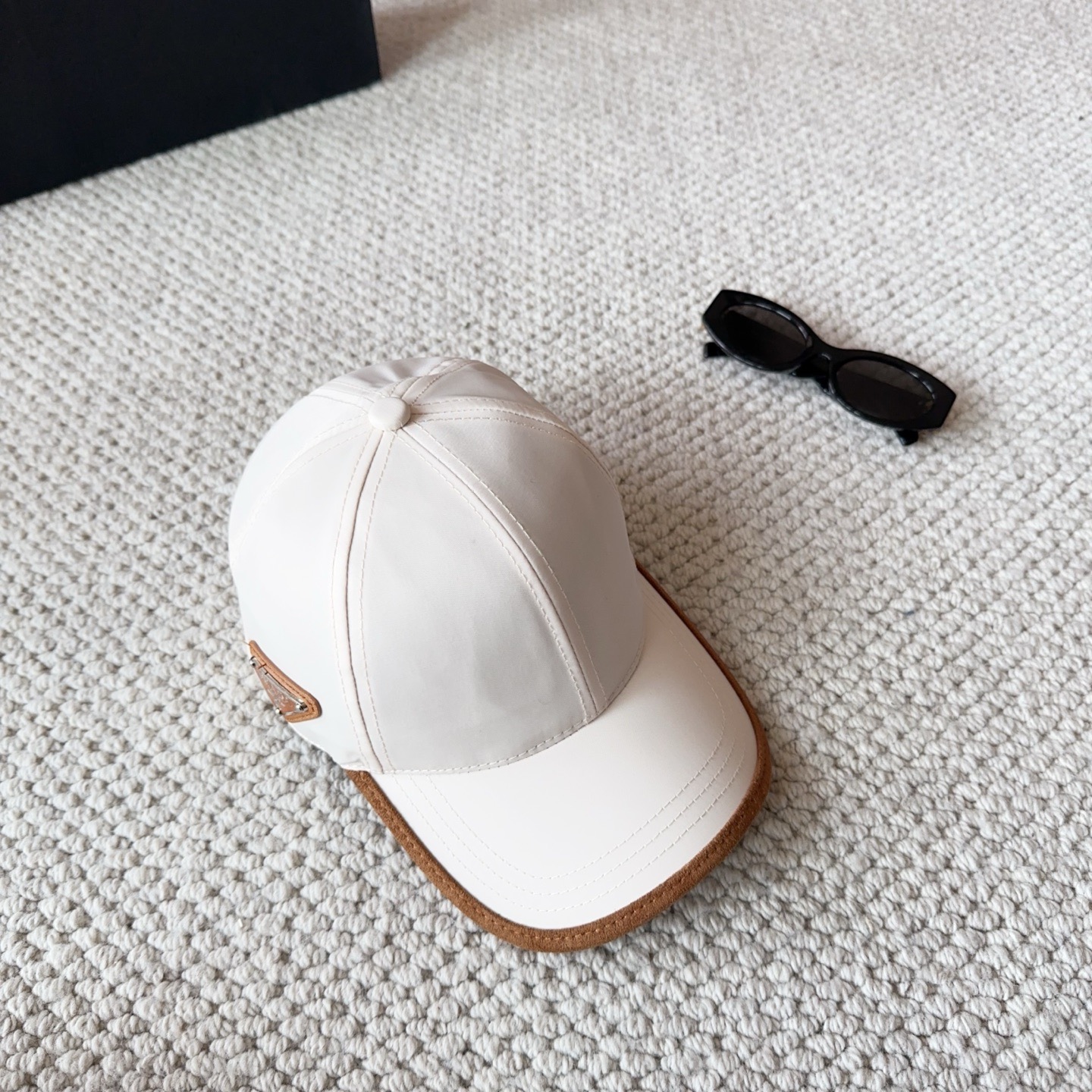 普拉达刺绣字母棒球帽设计感超强，让人耳目一新头型非常好，可以修饰各种头型，实力百搭款