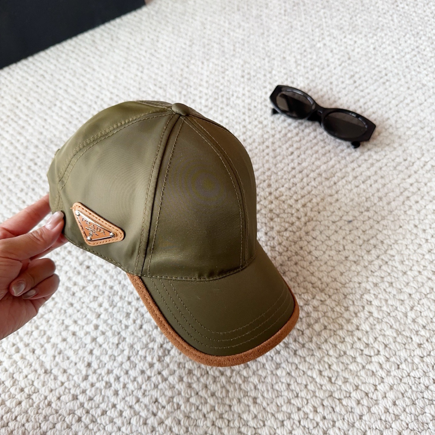 普拉达刺绣字母棒球帽设计感超强，让人耳目一新头型非常好，可以修饰各种头型，实力百搭款