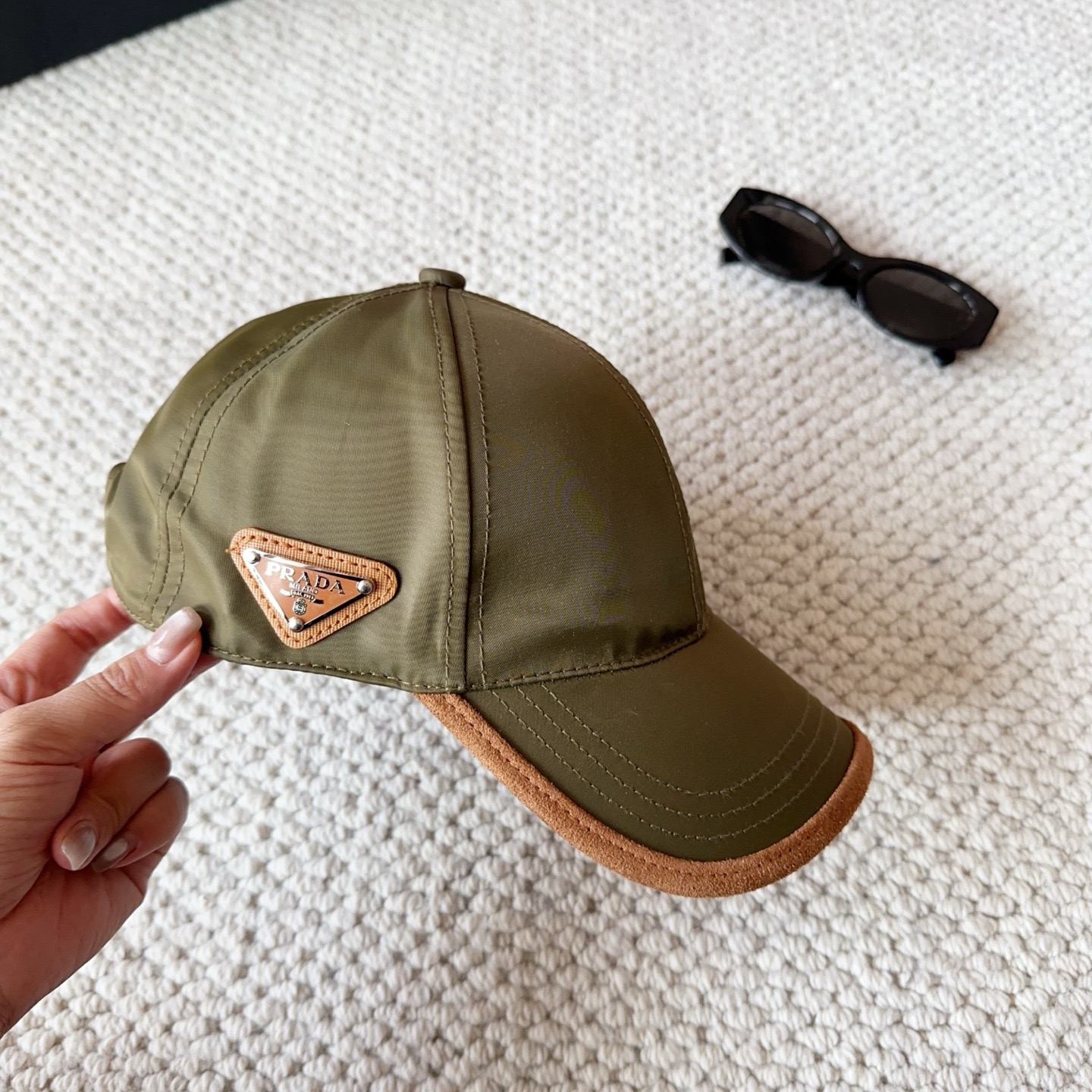 普拉达刺绣字母棒球帽设计感超强，让人耳目一新头型非常好，可以修饰各种头型，实力百搭款