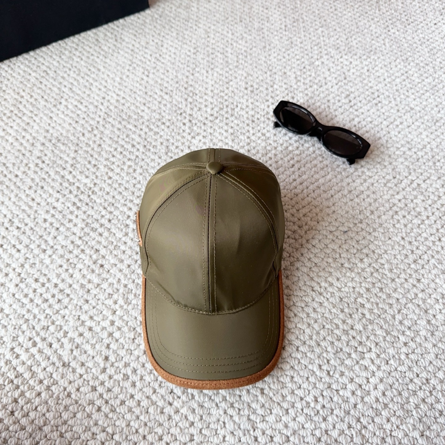 普拉达刺绣字母棒球帽设计感超强，让人耳目一新头型非常好，可以修饰各种头型，实力百搭款