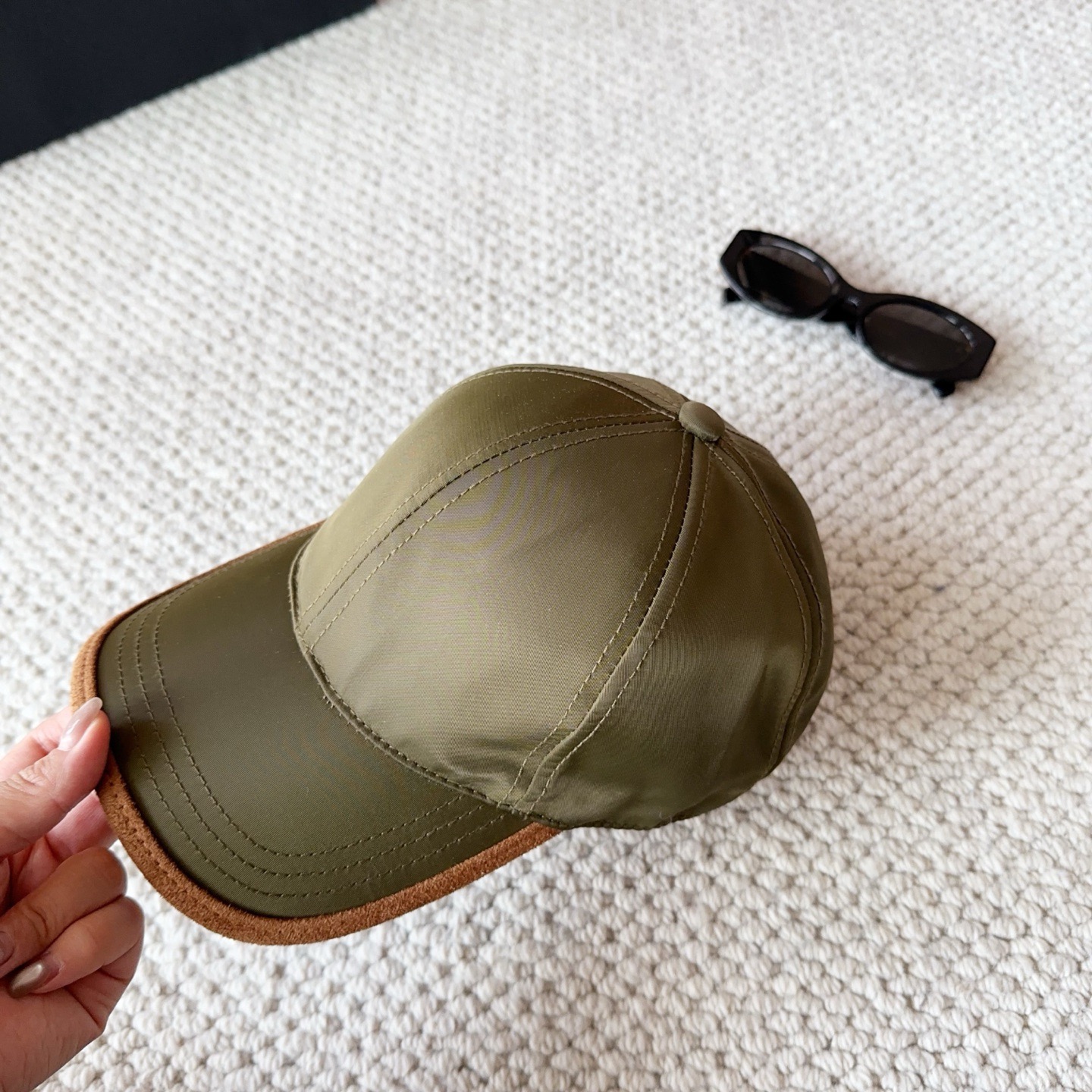 普拉达刺绣字母棒球帽设计感超强，让人耳目一新头型非常好，可以修饰各种头型，实力百搭款