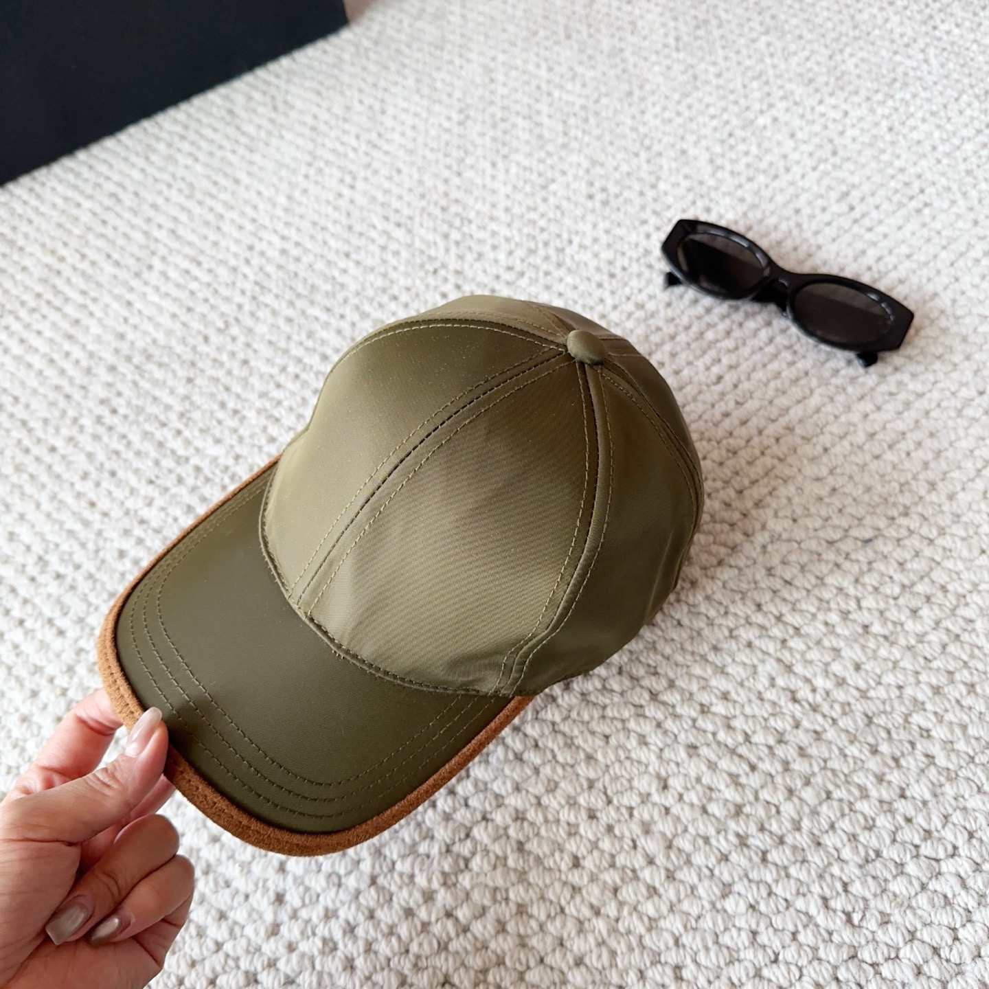 普拉达刺绣字母棒球帽设计感超强，让人耳目一新头型非常好，可以修饰各种头型，实力百搭款