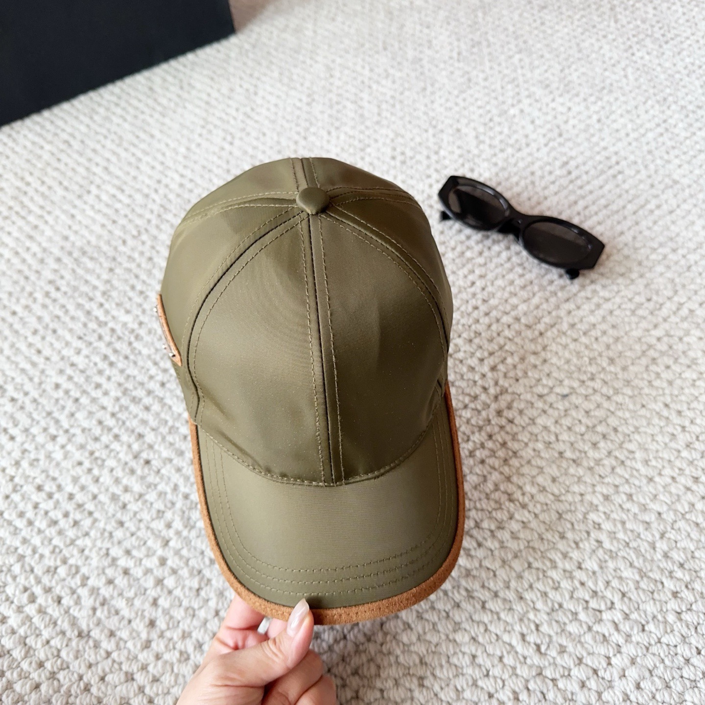 普拉达刺绣字母棒球帽设计感超强，让人耳目一新头型非常好，可以修饰各种头型，实力百搭款