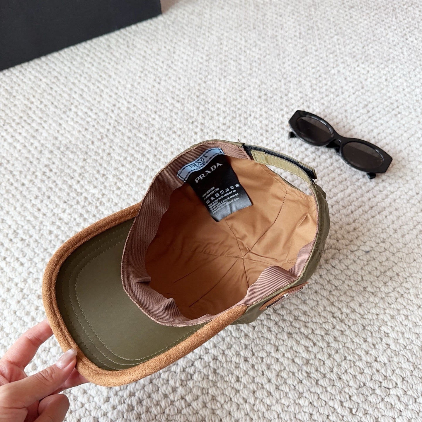 普拉达刺绣字母棒球帽设计感超强，让人耳目一新头型非常好，可以修饰各种头型，实力百搭款