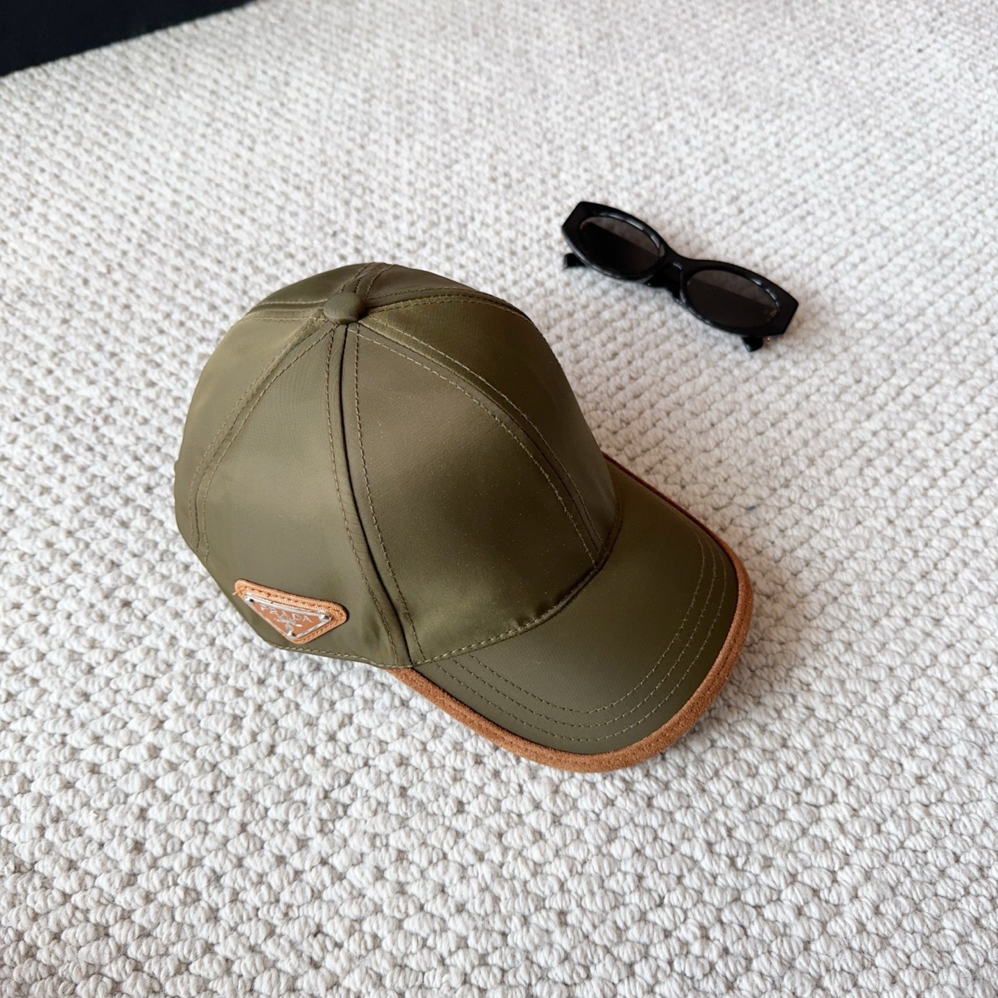 普拉达刺绣字母棒球帽设计感超强，让人耳目一新头型非常好，可以修饰各种头型，实力百搭款