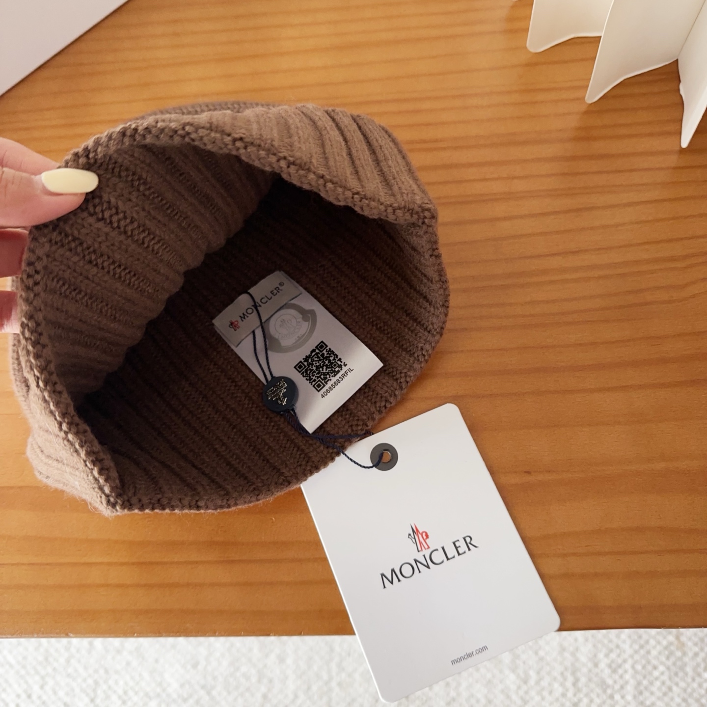 Moncler蒙口25秋冬女士羊毛编织保暖针织帽羊绒软糯般质感，正品级享受！超大狐狸毛球1:1定制，原标