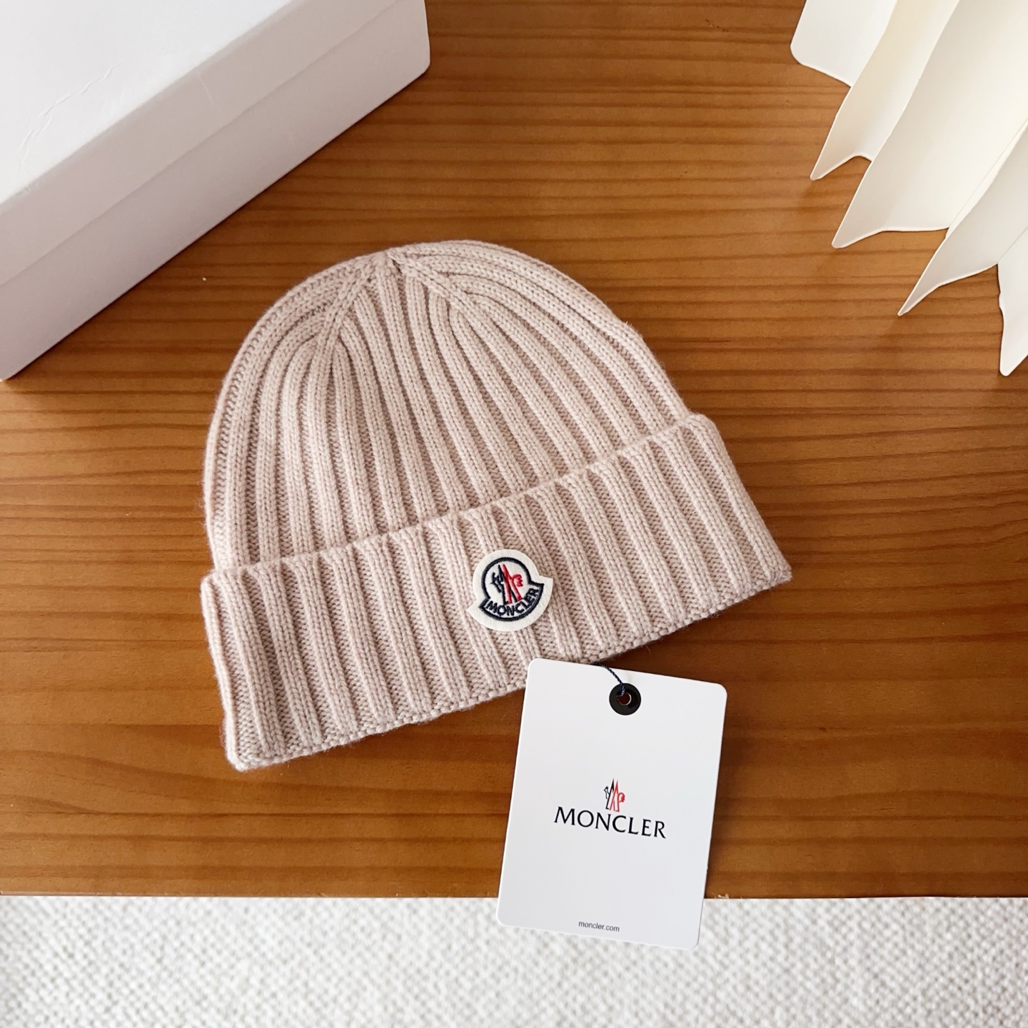 Moncler蒙口25秋冬女士羊毛编织保暖针织帽羊绒软糯般质感，正品级享受！超大狐狸毛球1:1定制，原标