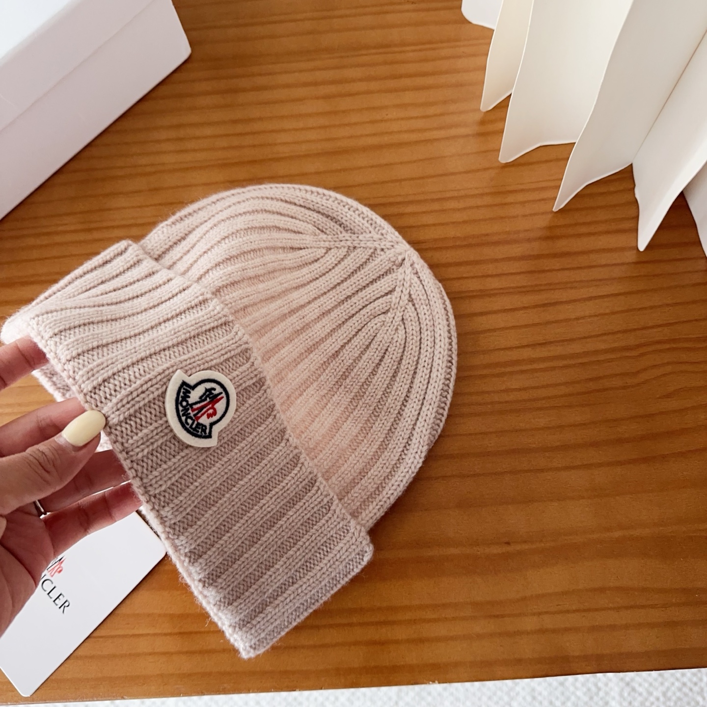 Moncler蒙口25秋冬女士羊毛编织保暖针织帽羊绒软糯般质感，正品级享受！超大狐狸毛球1:1定制，原标