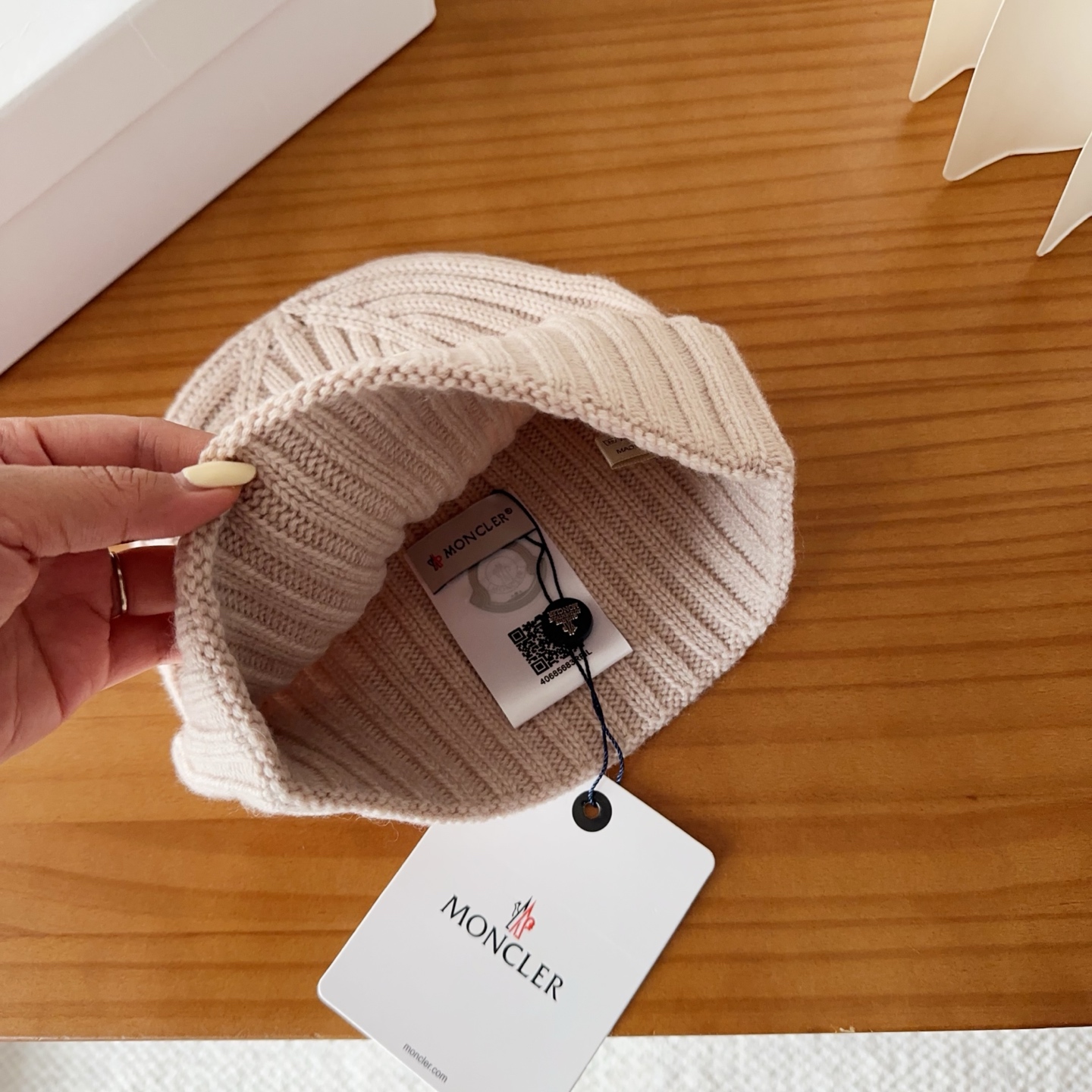Moncler蒙口25秋冬女士羊毛编织保暖针织帽羊绒软糯般质感，正品级享受！超大狐狸毛球1:1定制，原标