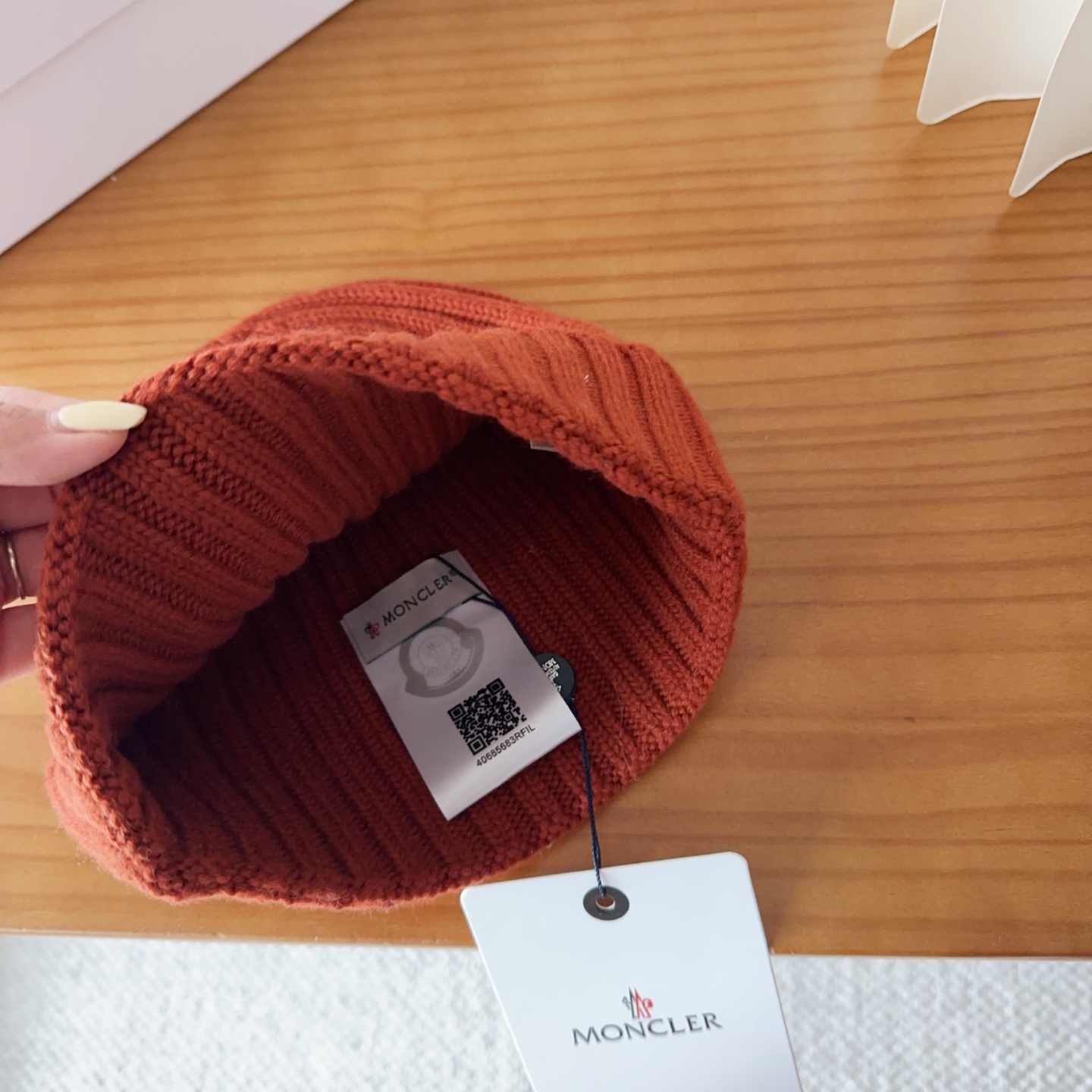 Moncler蒙口25秋冬女士羊毛编织保暖针织帽羊绒软糯般质感，正品级享受！超大狐狸毛球1:1定制，原标