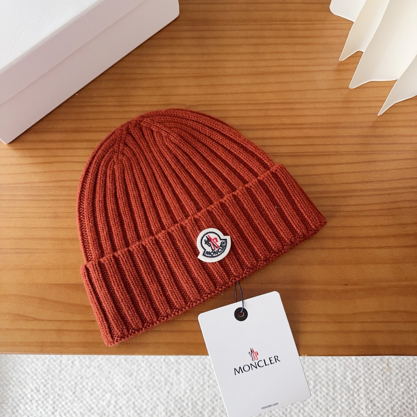 Moncler蒙口25秋冬女士羊毛编织保暖针织帽羊绒软糯般质感，正品级享受！超大狐狸毛球1:1定制，原标