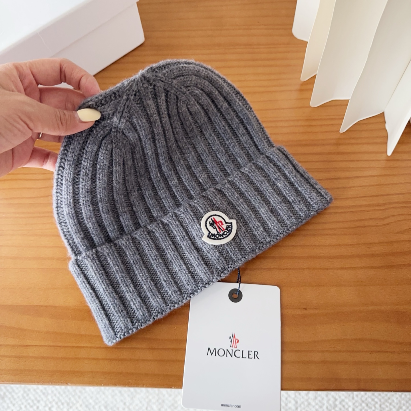 Moncler蒙口25秋冬女士羊毛编织保暖针织帽羊绒软糯般质感，正品级享受！超大狐狸毛球1:1定制，原标