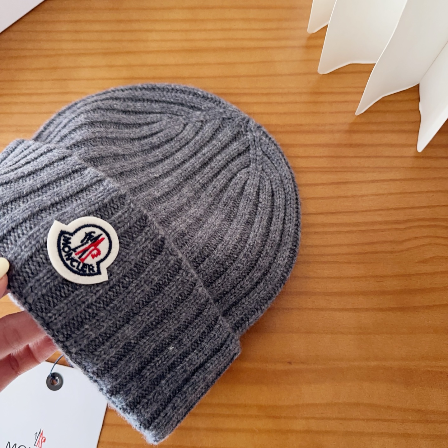 Moncler蒙口25秋冬女士羊毛编织保暖针织帽羊绒软糯般质感，正品级享受！超大狐狸毛球1:1定制，原标