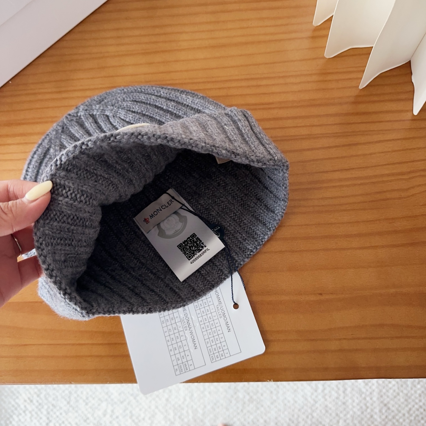 Moncler蒙口25秋冬女士羊毛编织保暖针织帽羊绒软糯般质感，正品级享受！超大狐狸毛球1:1定制，原标