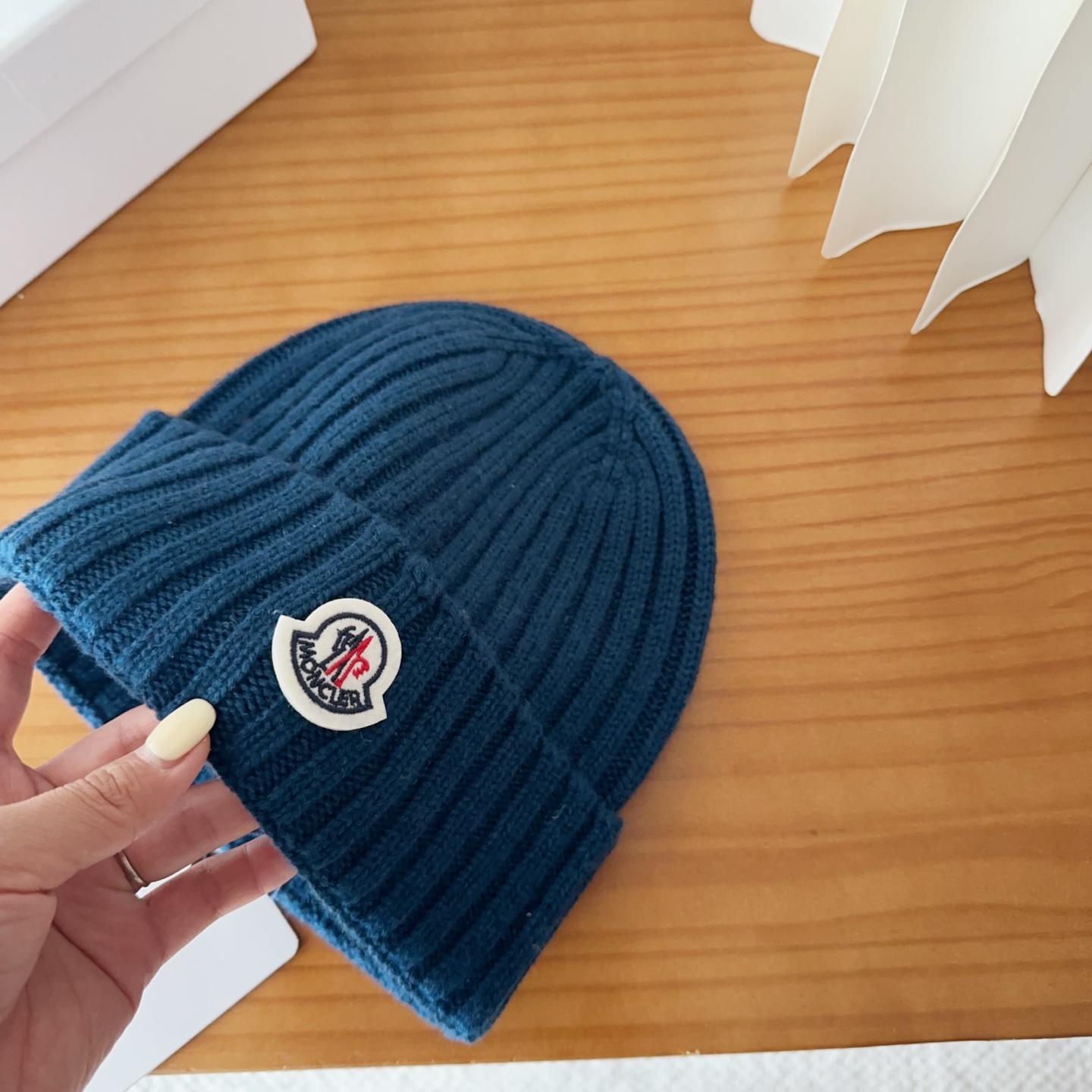 Moncler蒙口25秋冬女士羊毛编织保暖针织帽羊绒软糯般质感，正品级享受！超大狐狸毛球1:1定制，原标