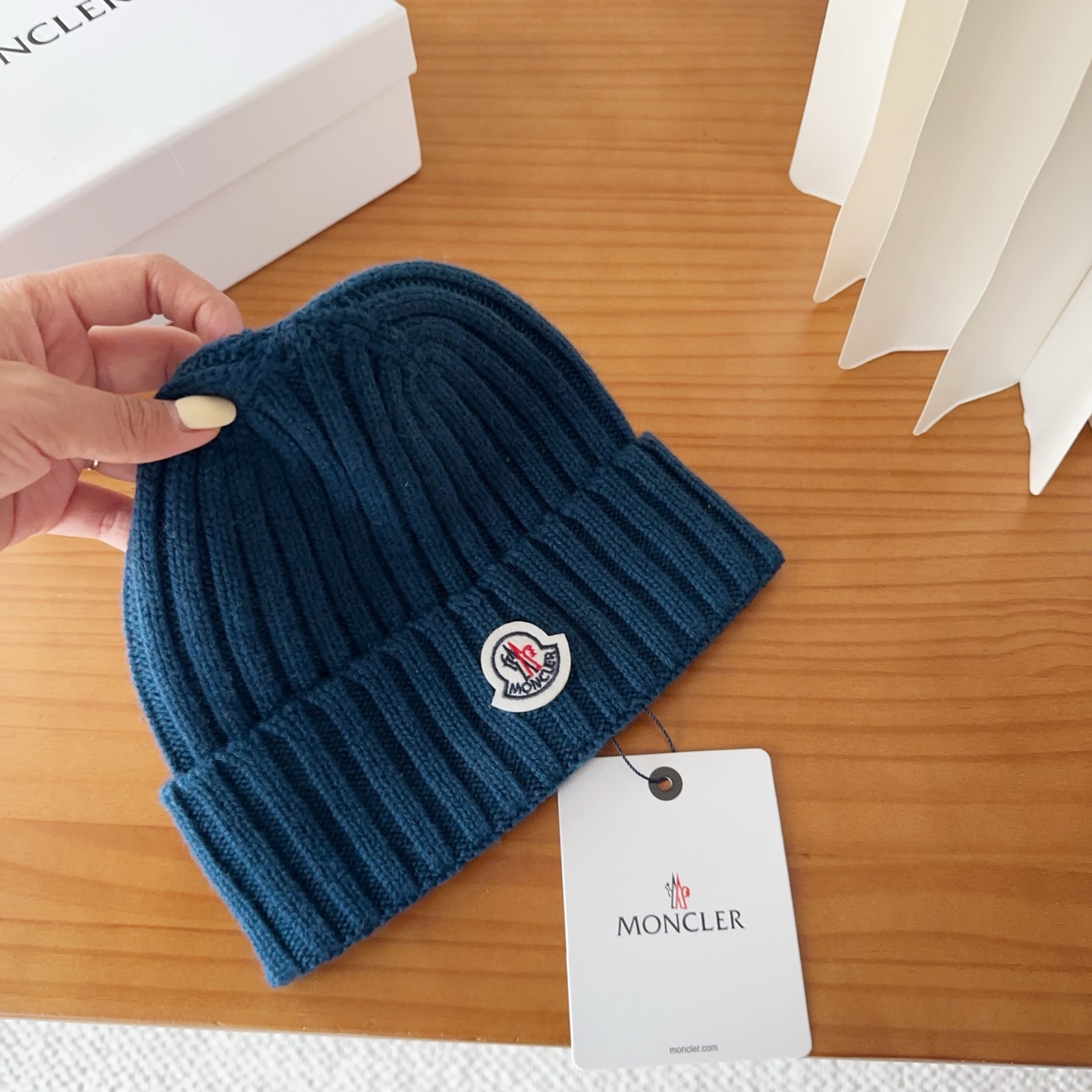 Moncler蒙口25秋冬女士羊毛编织保暖针织帽羊绒软糯般质感，正品级享受！超大狐狸毛球1:1定制，原标