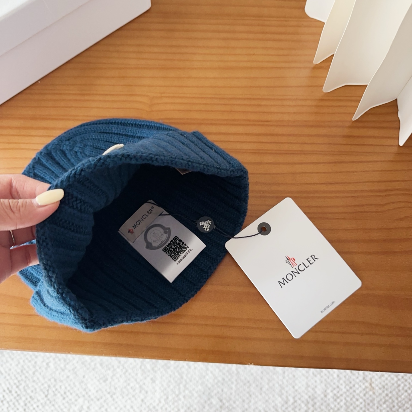 Moncler蒙口25秋冬女士羊毛编织保暖针织帽羊绒软糯般质感，正品级享受！超大狐狸毛球1:1定制，原标