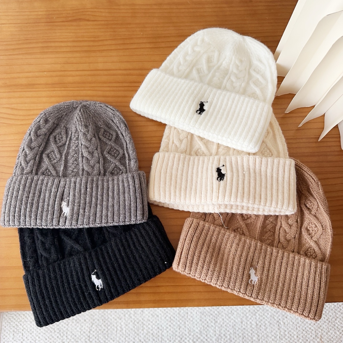 P57

POLO针织冷帽
砖柜新款！一上架便火遍小红书~
全网首发 对色对版
首批货量充足 快快入手