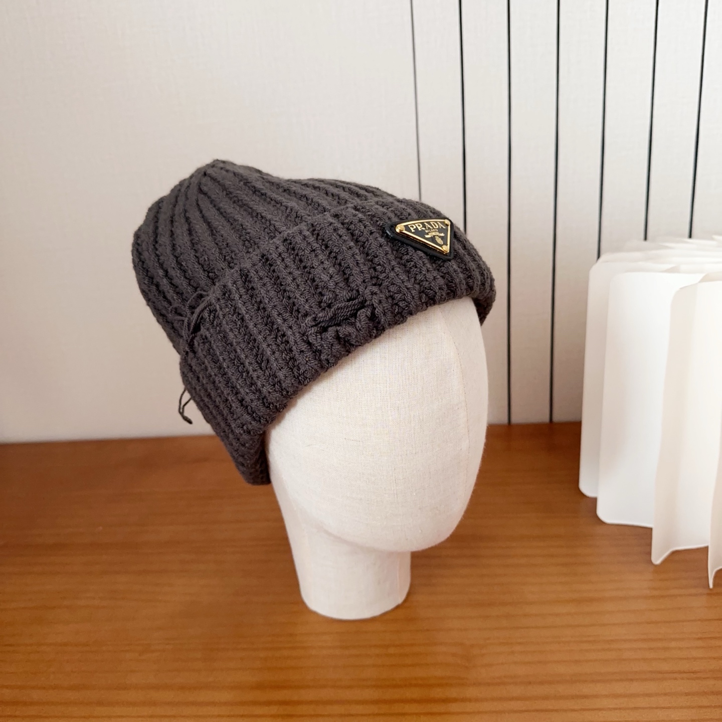 NO:617688,Prada's new knitted hat counter has great elasticity, is very comfortable, is soft and does not tie the head, and the shape of the hat is also great. It is a small artifact that shows your face. It is A and can be very cool. It meets the needs of various styles. Hats, fisherman hats, baseball caps, knitted hats, hats, prada, espadrilles, hats19860909普拉达 针织帽专柜新款 弹力大 很舒服 柔软不扎头 帽型也超赞,显脸小神器,很A 又可以很飒,满足各种风格需帽子渔夫帽棒球帽针织帽,帽子,prada,espadrilles,hats,hat