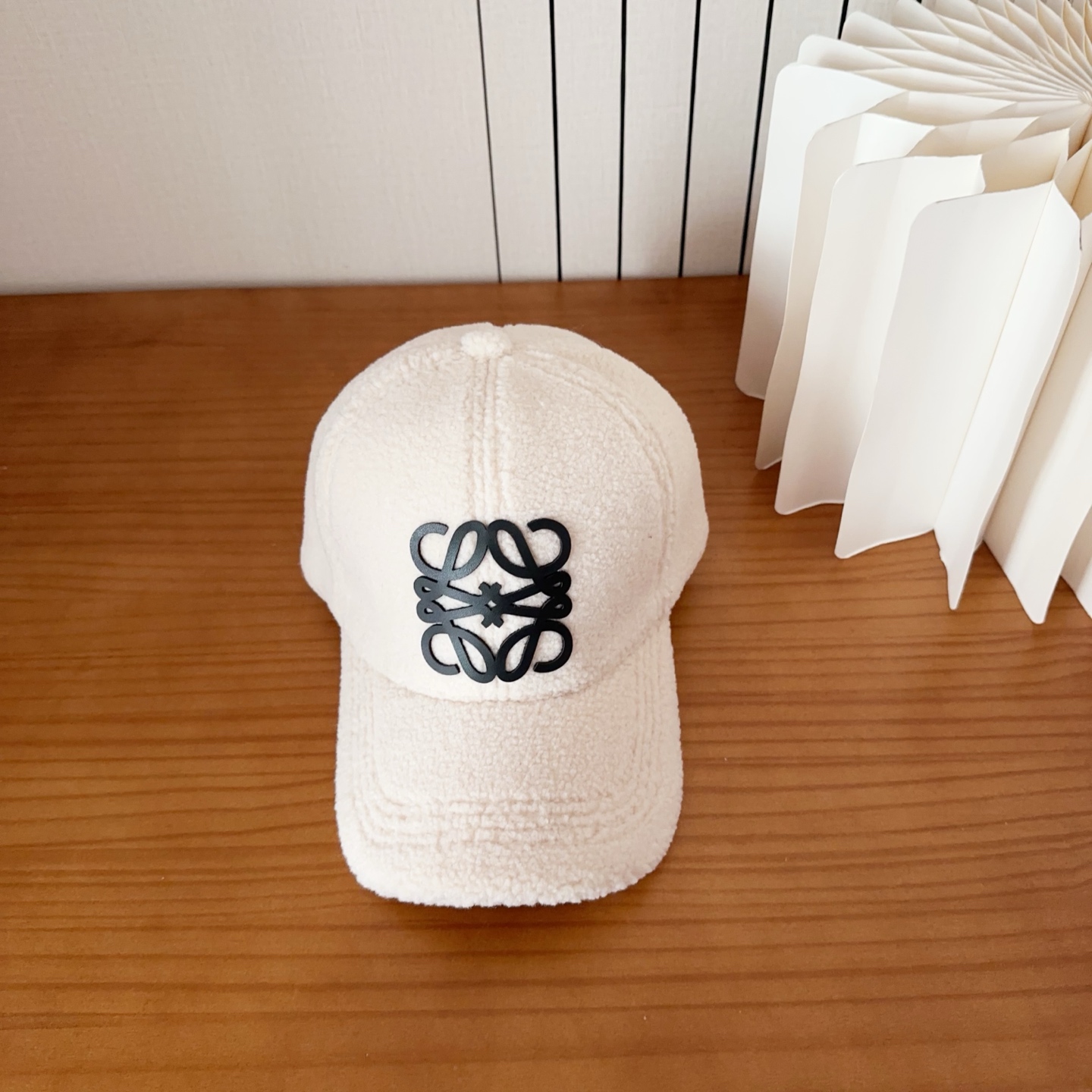 NO:670717,Loewe baseball cap is a good-looking, sun-blocking and wind-blocking all-season style, you can wear it with your eyes closed and it won’t look out of style!  The fit is quite wide and the fabric is very good. Hats, fisherman hats, baseball caps, knitted hats, hats, loewe, loewe, espadrilles, hats19860909Loewe罗意威棒球帽 颜值担当, 遮阳挡风的四季款,闭眼入 不会撞款喔！ 版型挺阔 面料很好喔帽子渔夫帽棒球帽针织帽,帽子,loewe,loewe,espadrilles,hats,hat