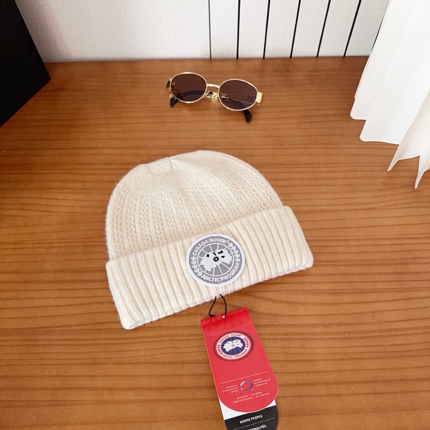 CANADA GOOSE加拿大鹅冬季保暖羊绒冷帽兔羊毛材质，手感厚实，不易变形时尚百搭情侣帽，进口刺绣标