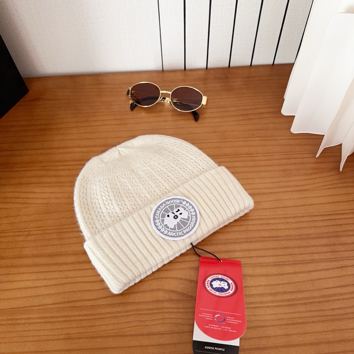 CANADA GOOSE加拿大鹅冬季保暖羊绒冷帽兔羊毛材质，手感厚实，不易变形时尚百搭情侣帽，进口刺绣标