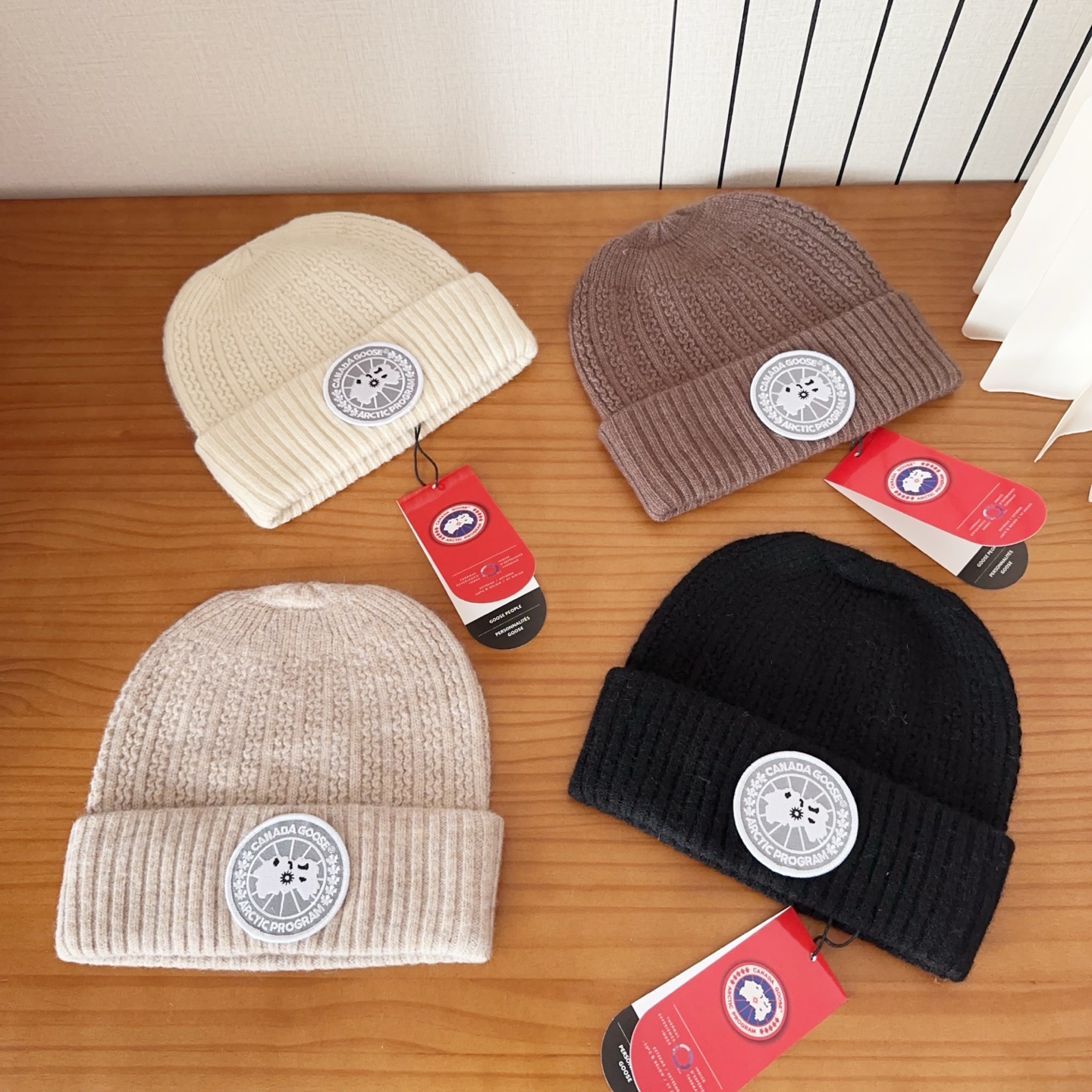 CANADA GOOSE加拿大鹅冬季保暖羊绒冷帽兔羊毛材质，手感厚实，不易变形时尚百搭情侣帽，进口刺绣标