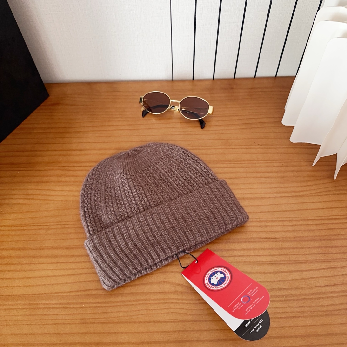 CANADA GOOSE加拿大鹅冬季保暖羊绒冷帽兔羊毛材质，手感厚实，不易变形时尚百搭情侣帽，进口刺绣标