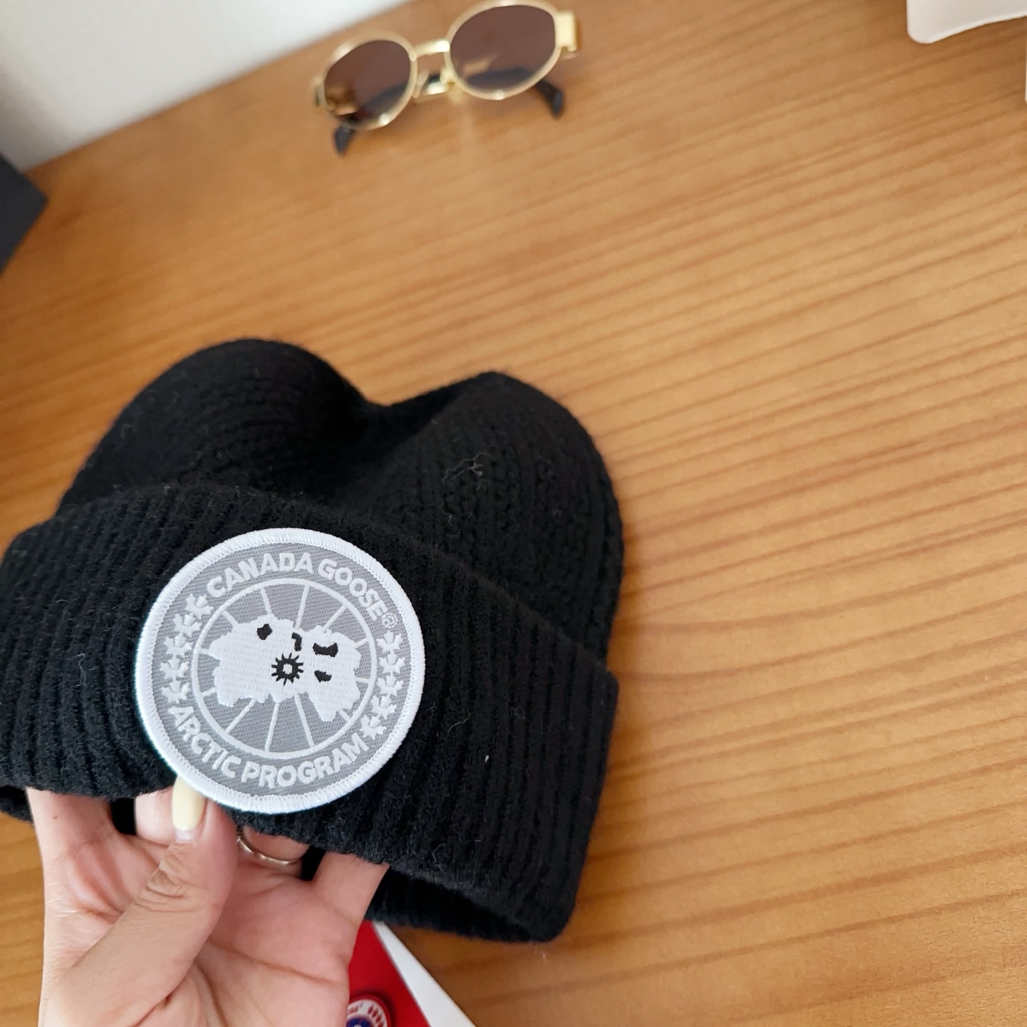 CANADA GOOSE加拿大鹅冬季保暖羊绒冷帽兔羊毛材质，手感厚实，不易变形时尚百搭情侣帽，进口刺绣标