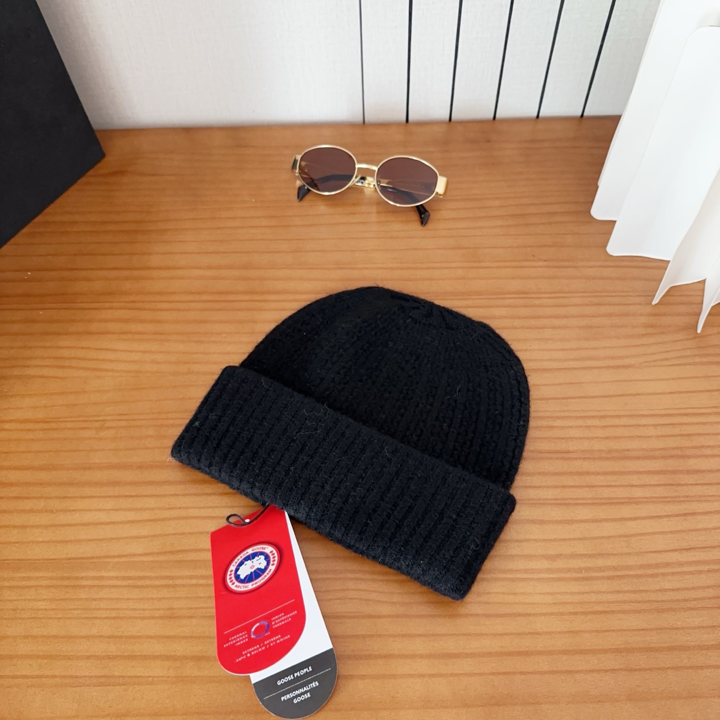 CANADA GOOSE加拿大鹅冬季保暖羊绒冷帽兔羊毛材质，手感厚实，不易变形时尚百搭情侣帽，进口刺绣标