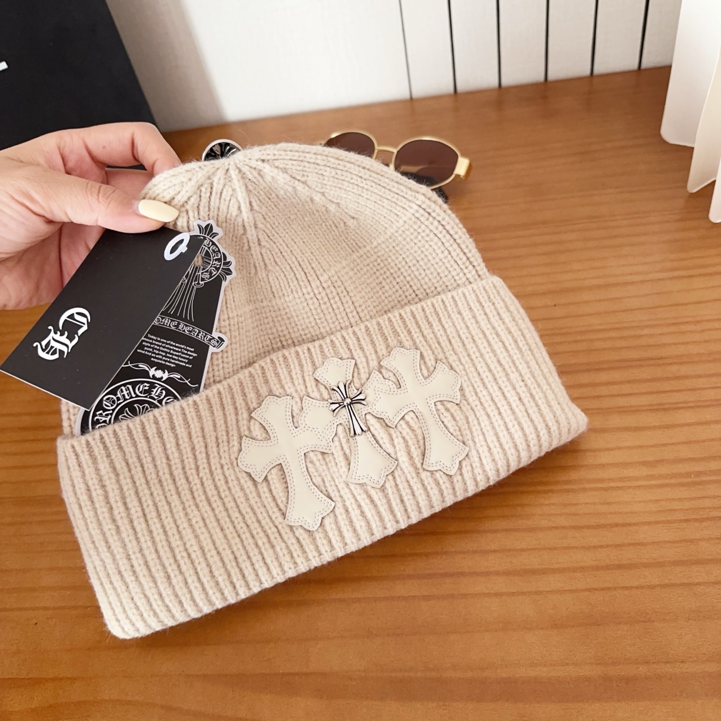 克罗心秋冬款安哥拉兔毛针织毛线帽这款必定是极简主义的最爱干净，利索，时尚百搭，绝对不挑脸型！属于时尚经典