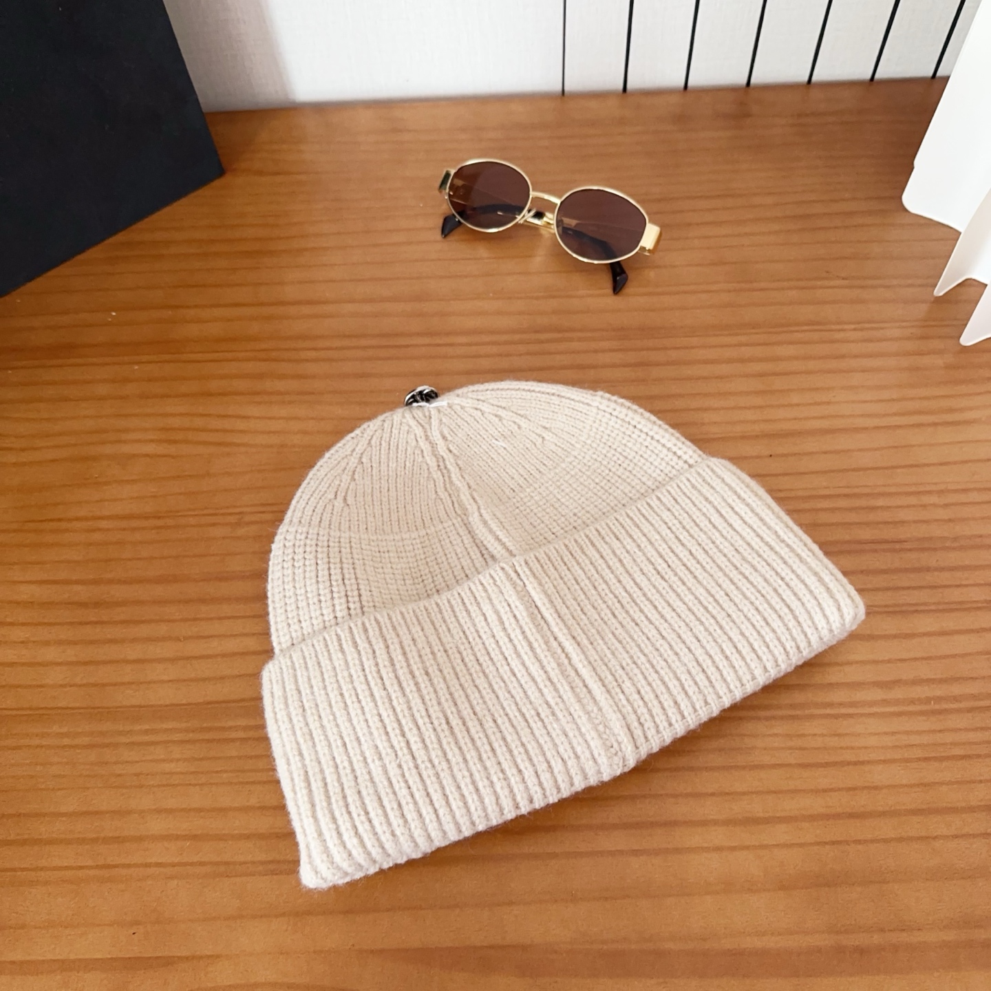 克罗心秋冬款安哥拉兔毛针织毛线帽这款必定是极简主义的最爱干净，利索，时尚百搭，绝对不挑脸型！属于时尚经典