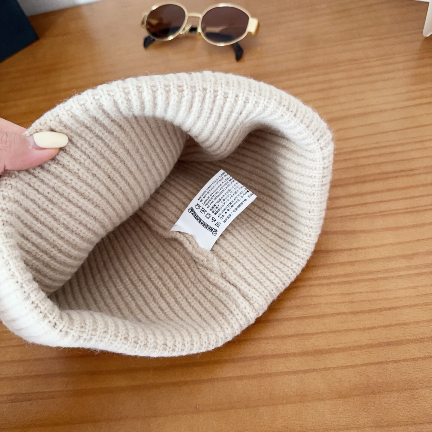 克罗心秋冬款安哥拉兔毛针织毛线帽这款必定是极简主义的最爱干净，利索，时尚百搭，绝对不挑脸型！属于时尚经典