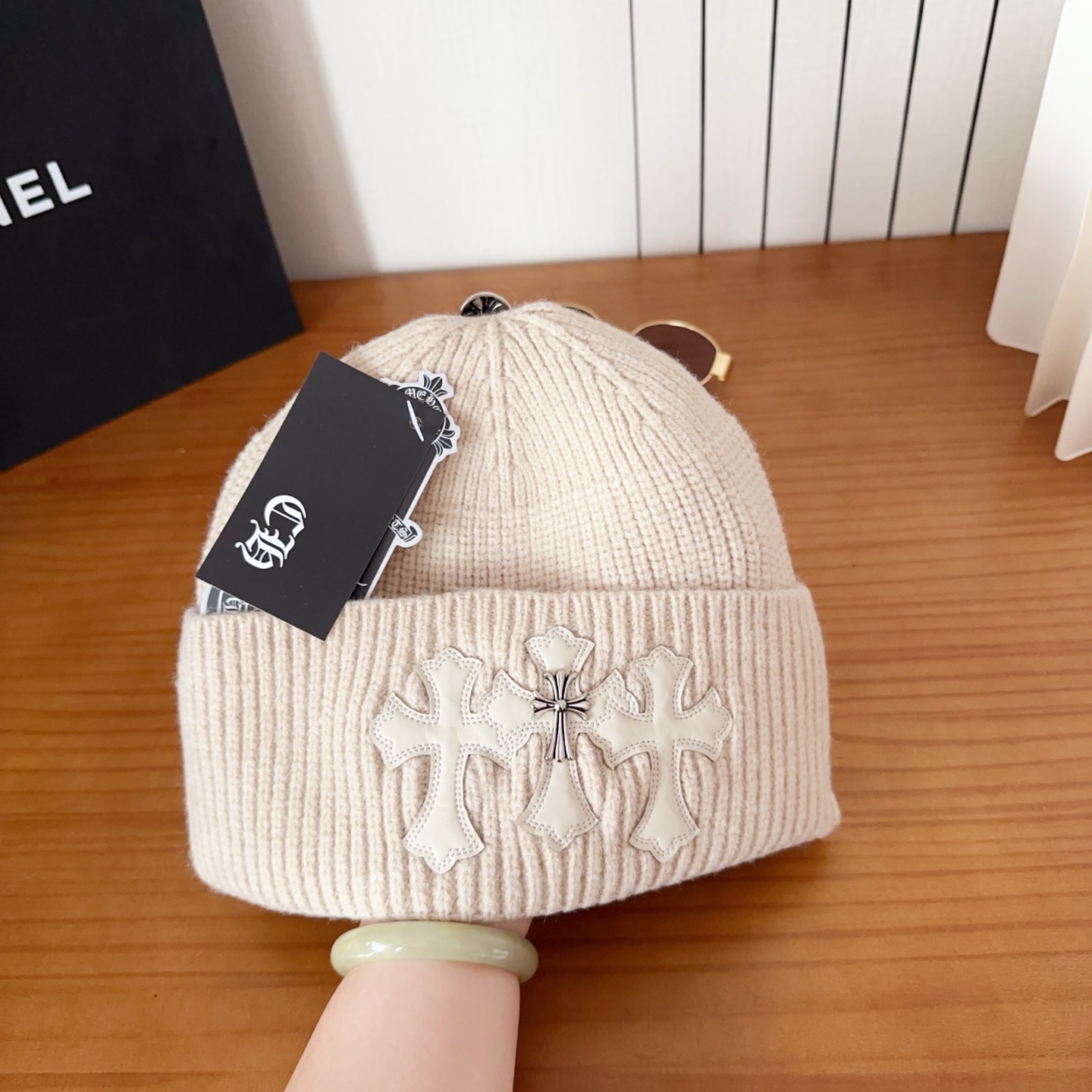 克罗心秋冬款安哥拉兔毛针织毛线帽这款必定是极简主义的最爱干净，利索，时尚百搭，绝对不挑脸型！属于时尚经典