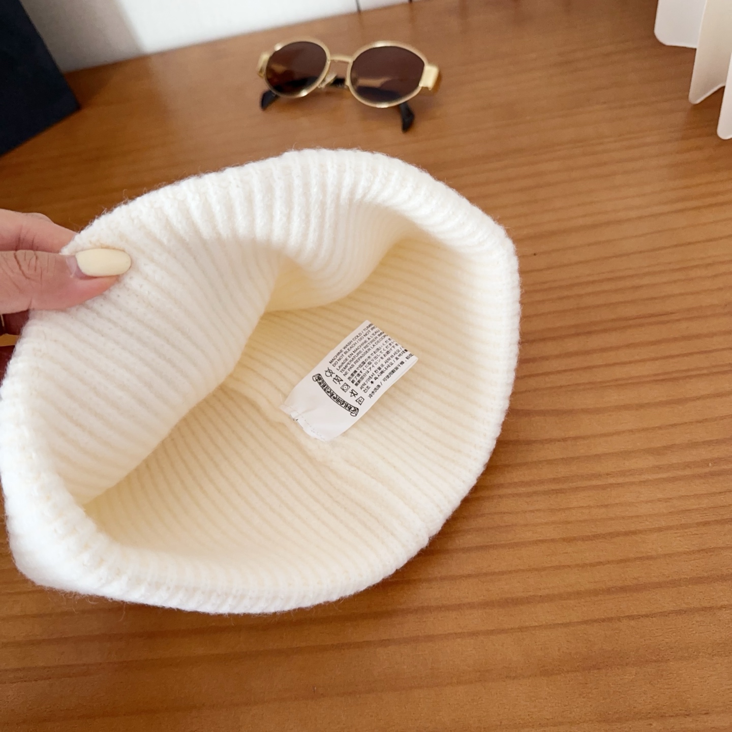 克罗心秋冬款安哥拉兔毛针织毛线帽这款必定是极简主义的最爱干净，利索，时尚百搭，绝对不挑脸型！属于时尚经典