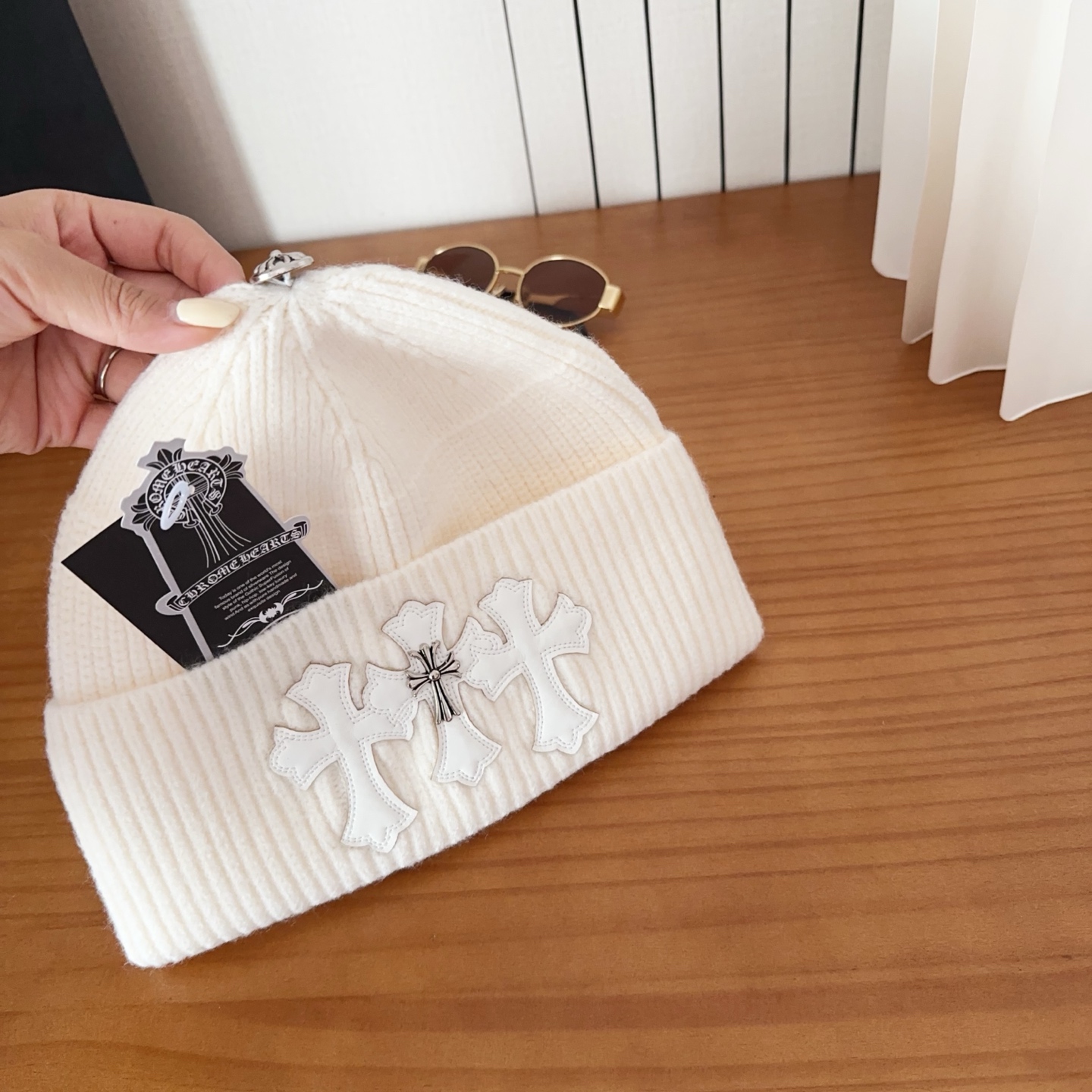 克罗心秋冬款安哥拉兔毛针织毛线帽这款必定是极简主义的最爱干净，利索，时尚百搭，绝对不挑脸型！属于时尚经典