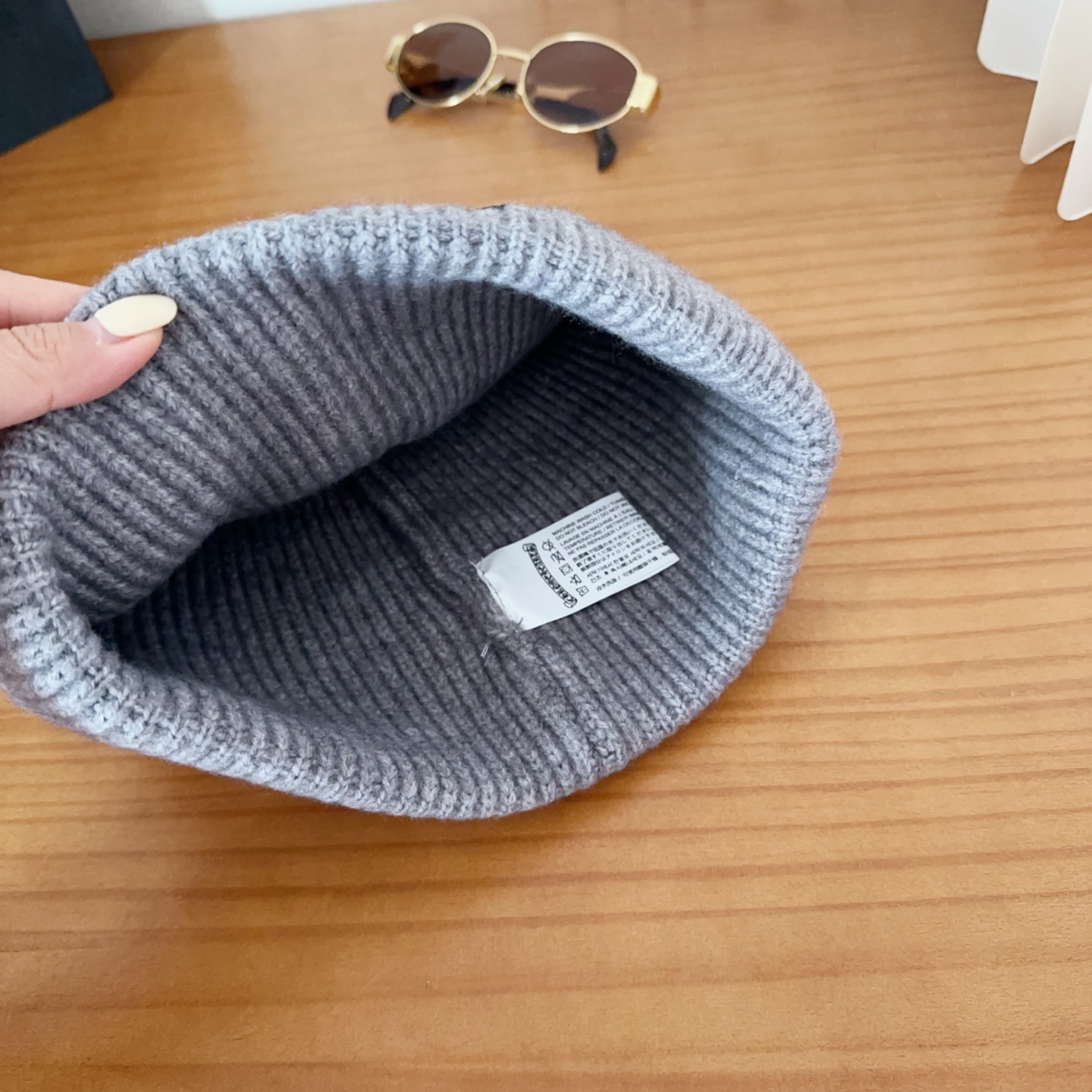 克罗心秋冬款安哥拉兔毛针织毛线帽这款必定是极简主义的最爱干净，利索，时尚百搭，绝对不挑脸型！属于时尚经典