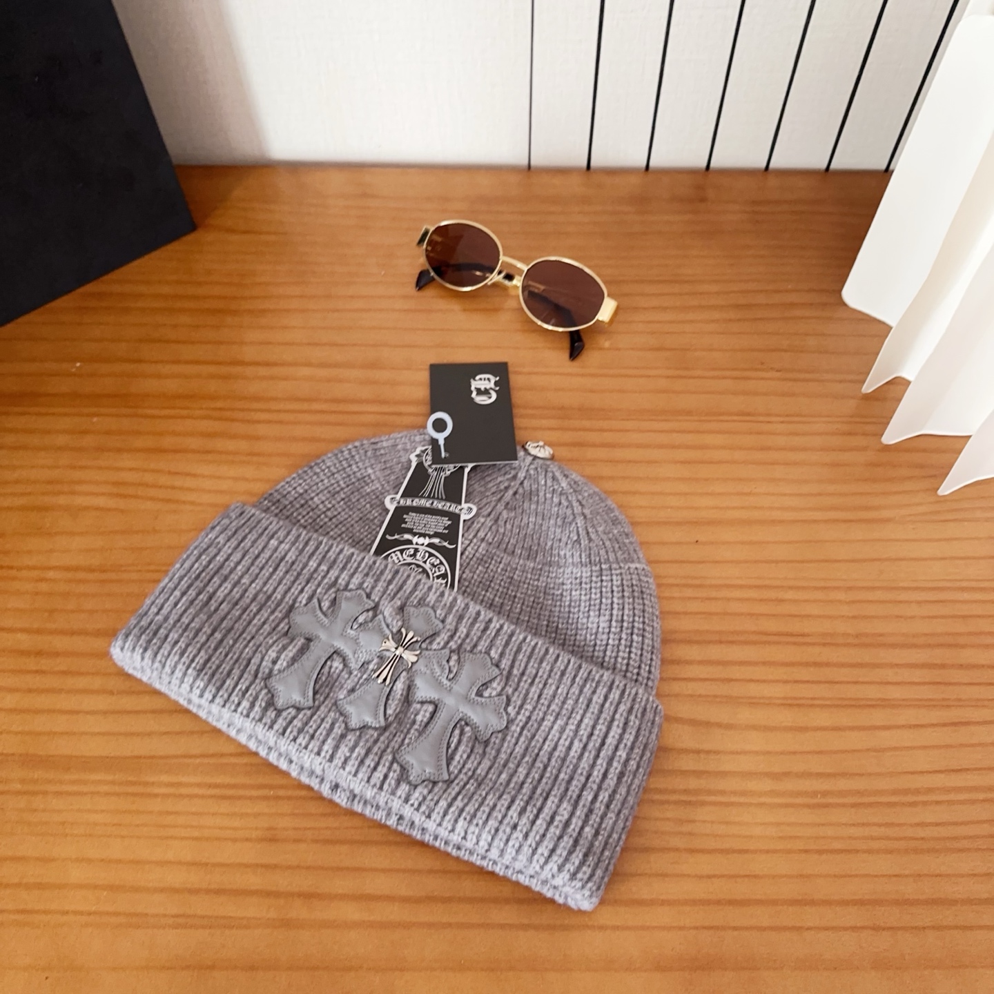 克罗心秋冬款安哥拉兔毛针织毛线帽这款必定是极简主义的最爱干净，利索，时尚百搭，绝对不挑脸型！属于时尚经典