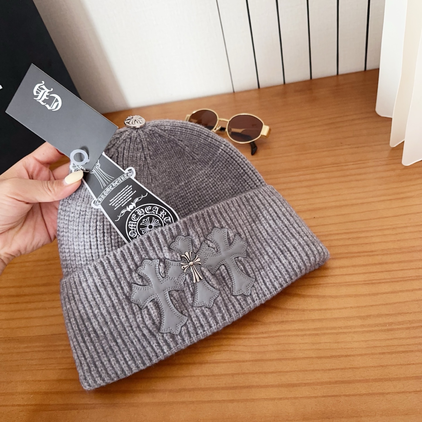 克罗心秋冬款安哥拉兔毛针织毛线帽这款必定是极简主义的最爱干净，利索，时尚百搭，绝对不挑脸型！属于时尚经典