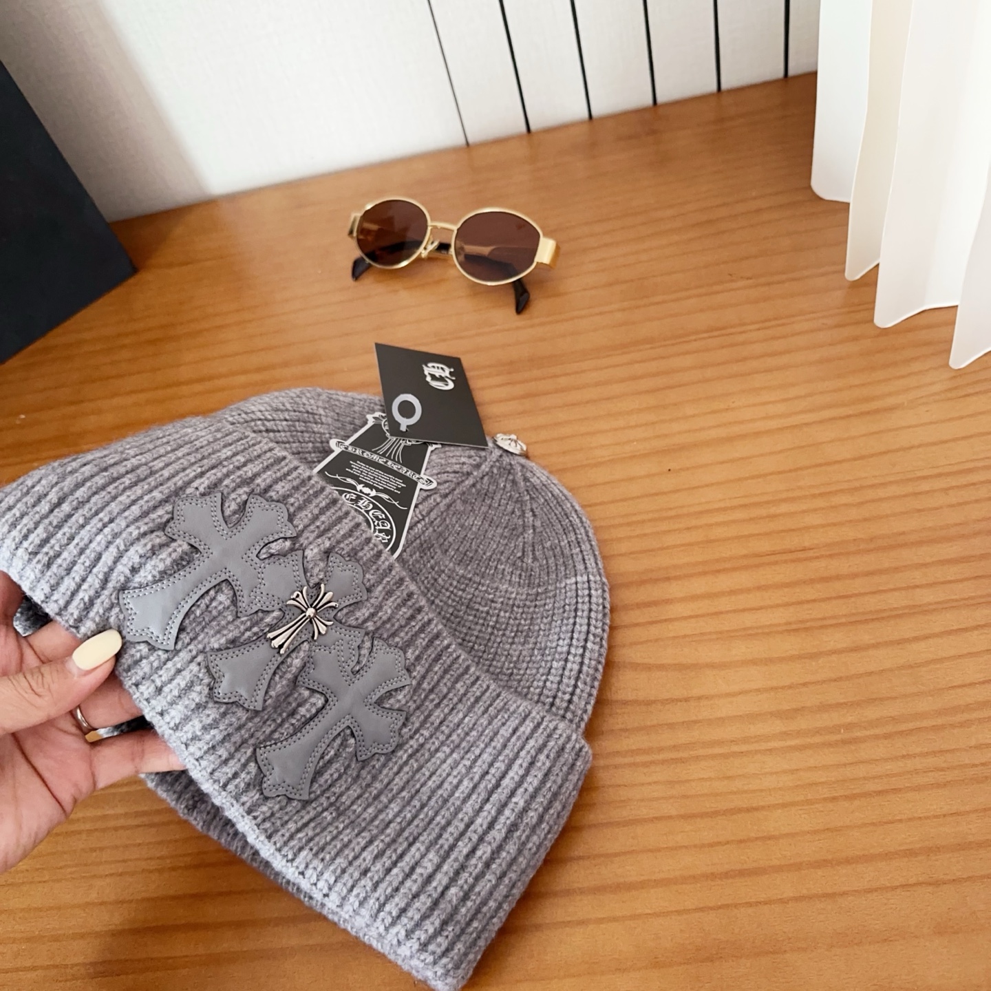 克罗心秋冬款安哥拉兔毛针织毛线帽这款必定是极简主义的最爱干净，利索，时尚百搭，绝对不挑脸型！属于时尚经典