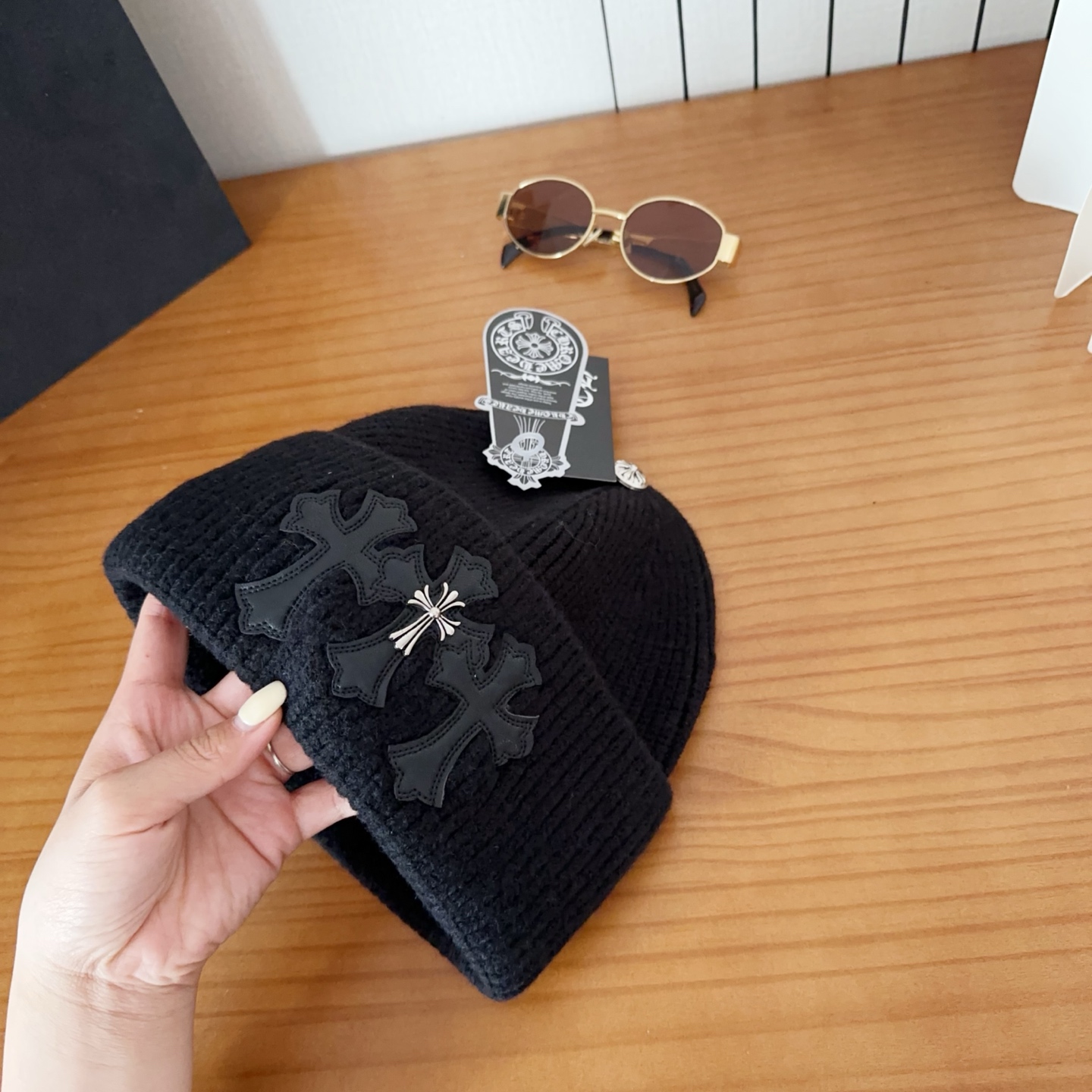 克罗心秋冬款安哥拉兔毛针织毛线帽这款必定是极简主义的最爱干净，利索，时尚百搭，绝对不挑脸型！属于时尚经典