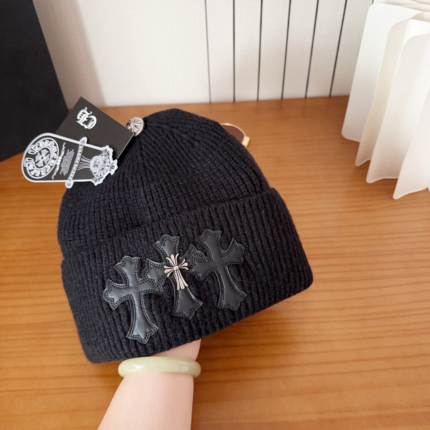 克罗心秋冬款安哥拉兔毛针织毛线帽这款必定是极简主义的最爱干净，利索，时尚百搭，绝对不挑脸型！属于时尚经典