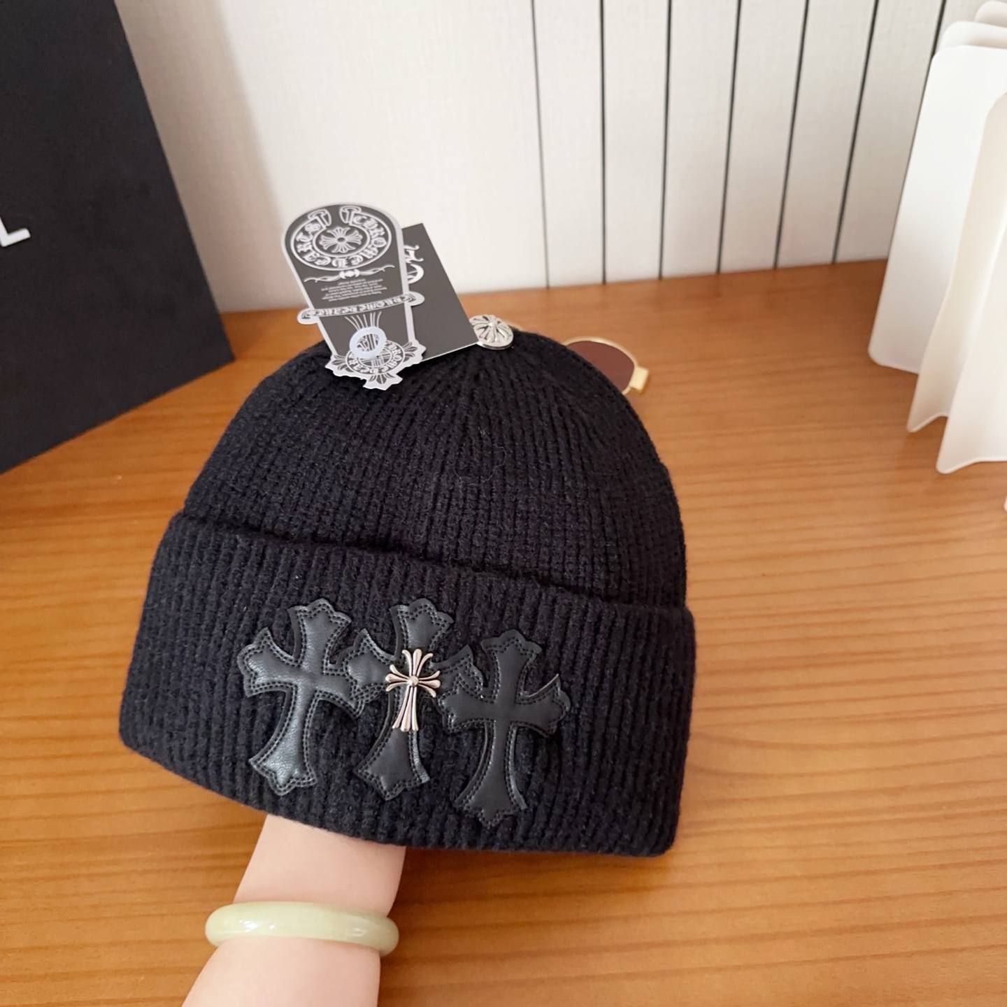 克罗心秋冬款安哥拉兔毛针织毛线帽这款必定是极简主义的最爱干净，利索，时尚百搭，绝对不挑脸型！属于时尚经典