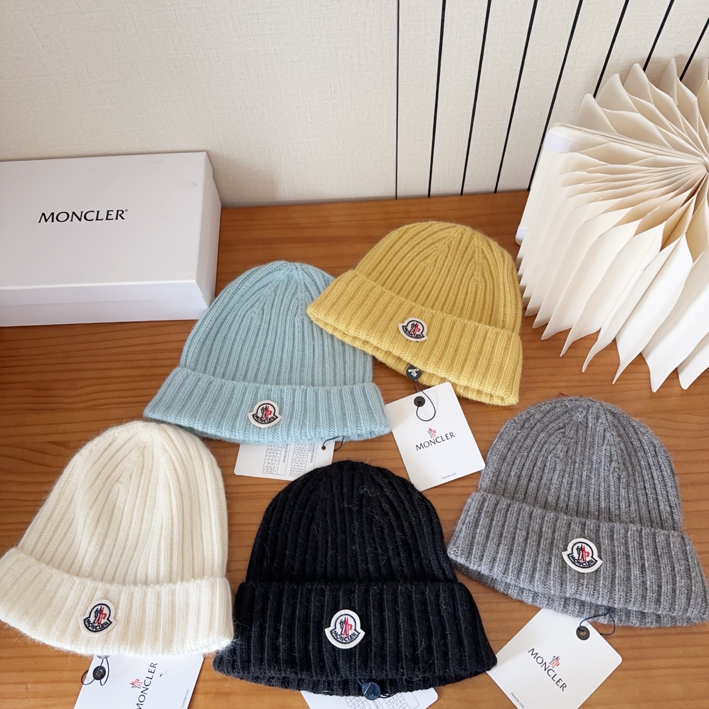 P68

Moncler蒙口25秋冬女士羊毛编织保暖针织帽
羊绒软糯般质感，正品级享受！
超大狐狸毛球1:1定制，原标！高品质现货！