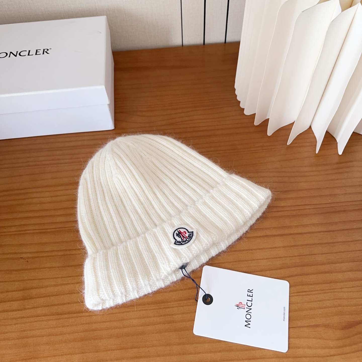 P68

Moncler蒙口25秋冬女士羊毛编织保暖针织帽
羊绒软糯般质感，正品级享受！
超大狐狸毛球1:1定制，原标！高品质现货！