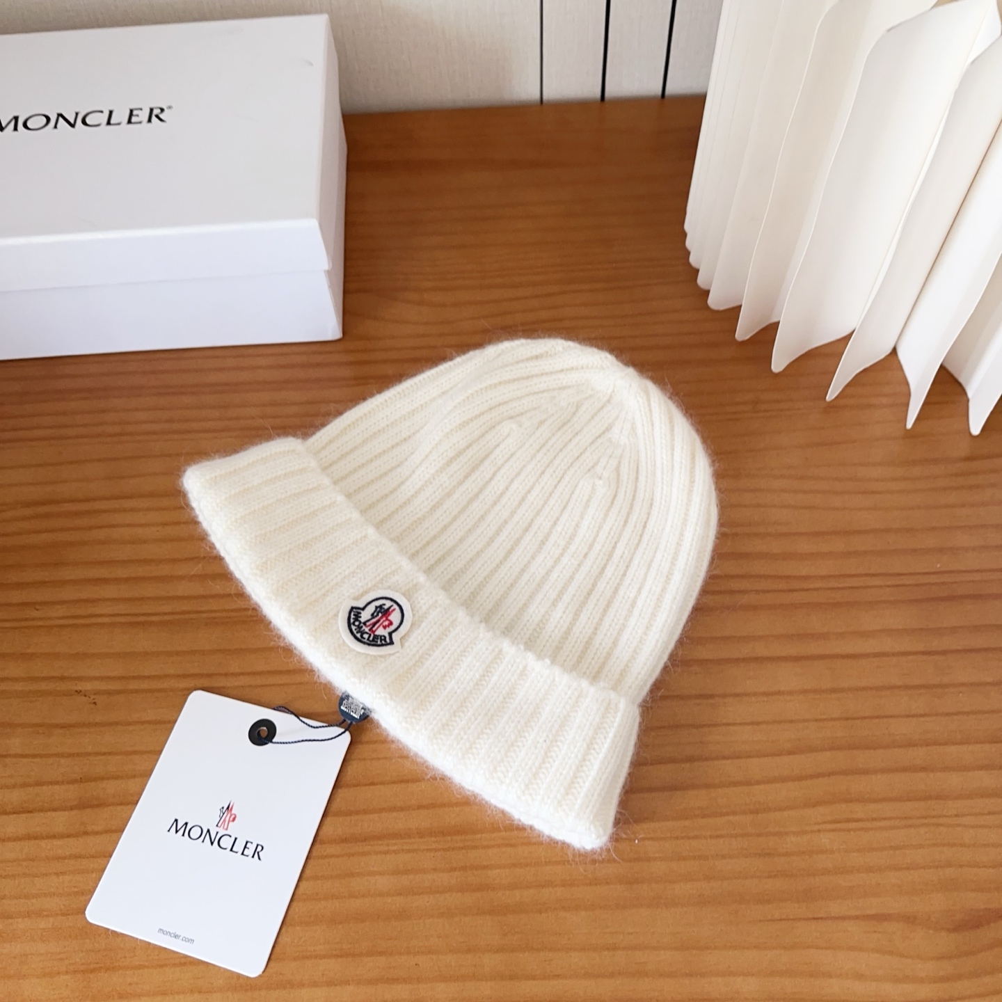 P68

Moncler蒙口25秋冬女士羊毛编织保暖针织帽
羊绒软糯般质感，正品级享受！
超大狐狸毛球1:1定制，原标！高品质现货！