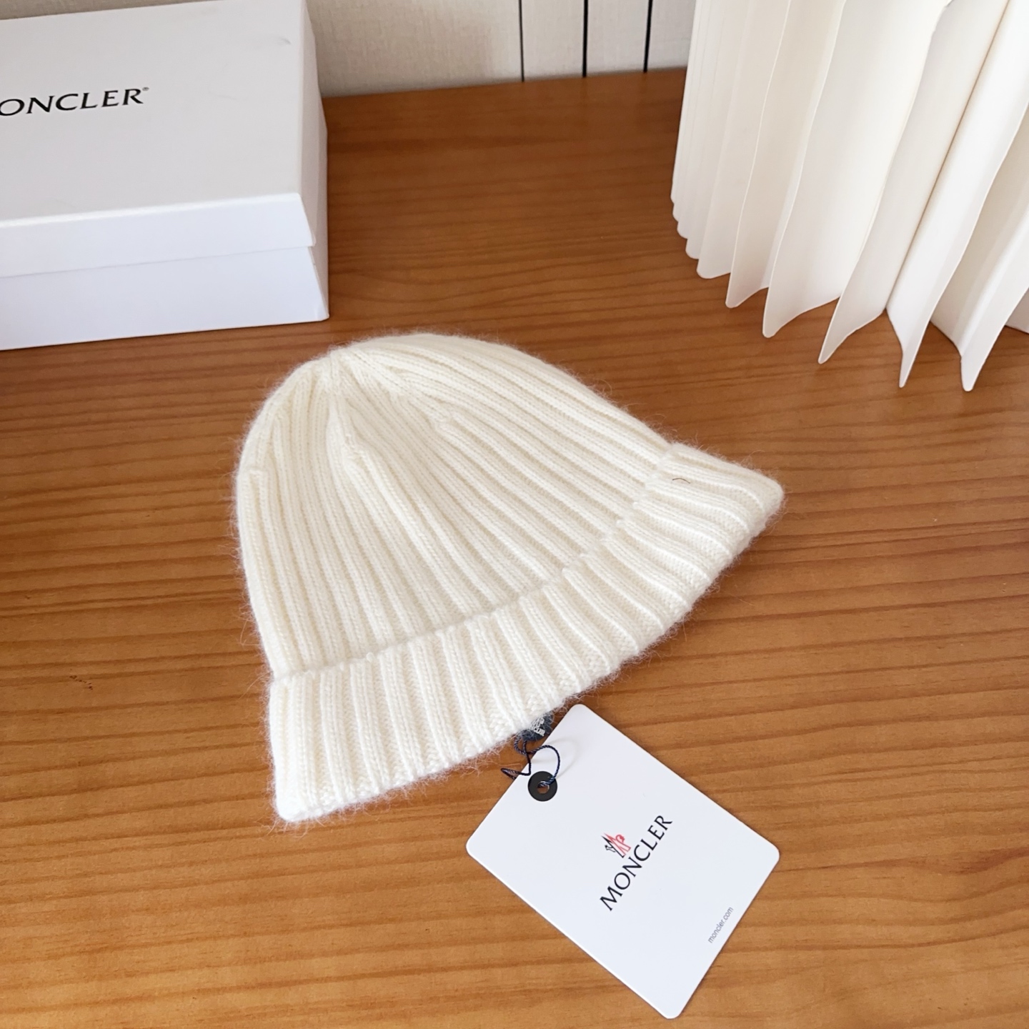 P68

Moncler蒙口25秋冬女士羊毛编织保暖针织帽
羊绒软糯般质感，正品级享受！
超大狐狸毛球1:1定制，原标！高品质现货！