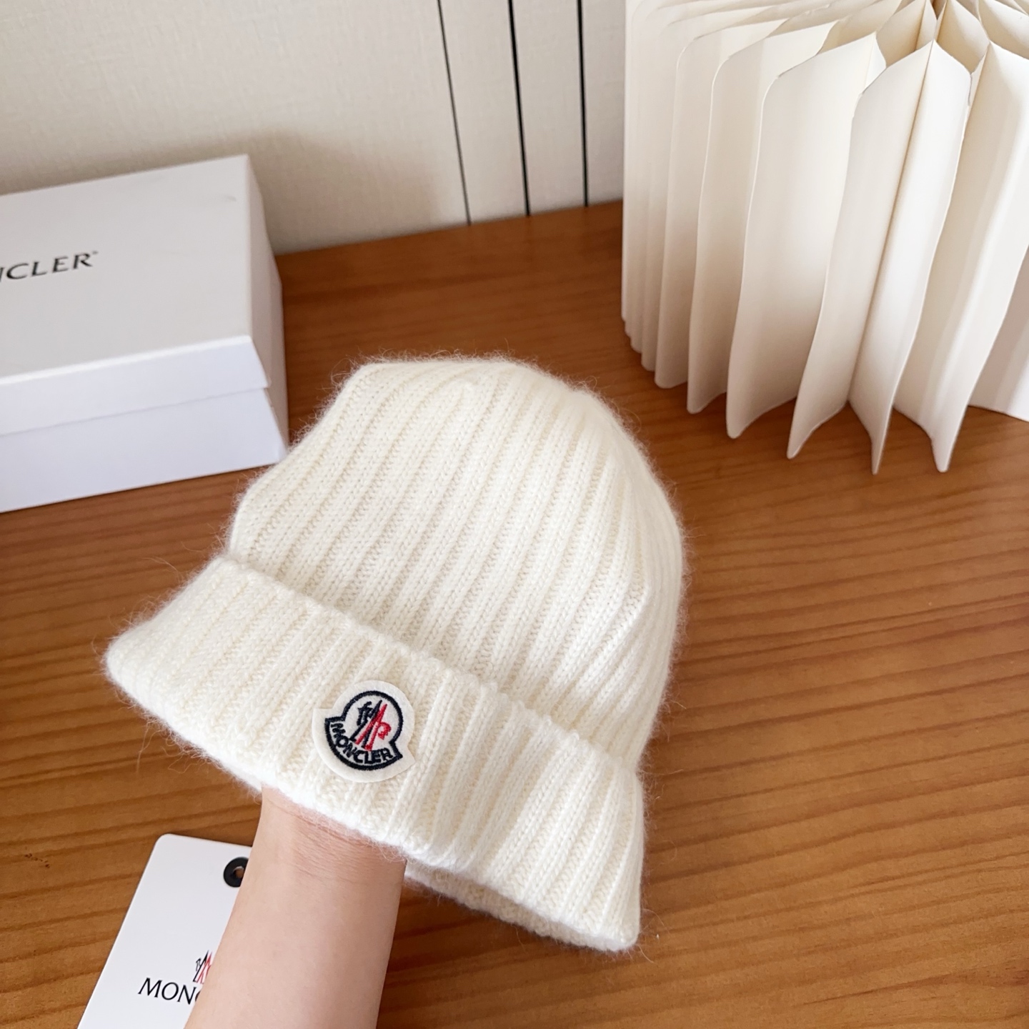 P68

Moncler蒙口25秋冬女士羊毛编织保暖针织帽
羊绒软糯般质感，正品级享受！
超大狐狸毛球1:1定制，原标！高品质现货！