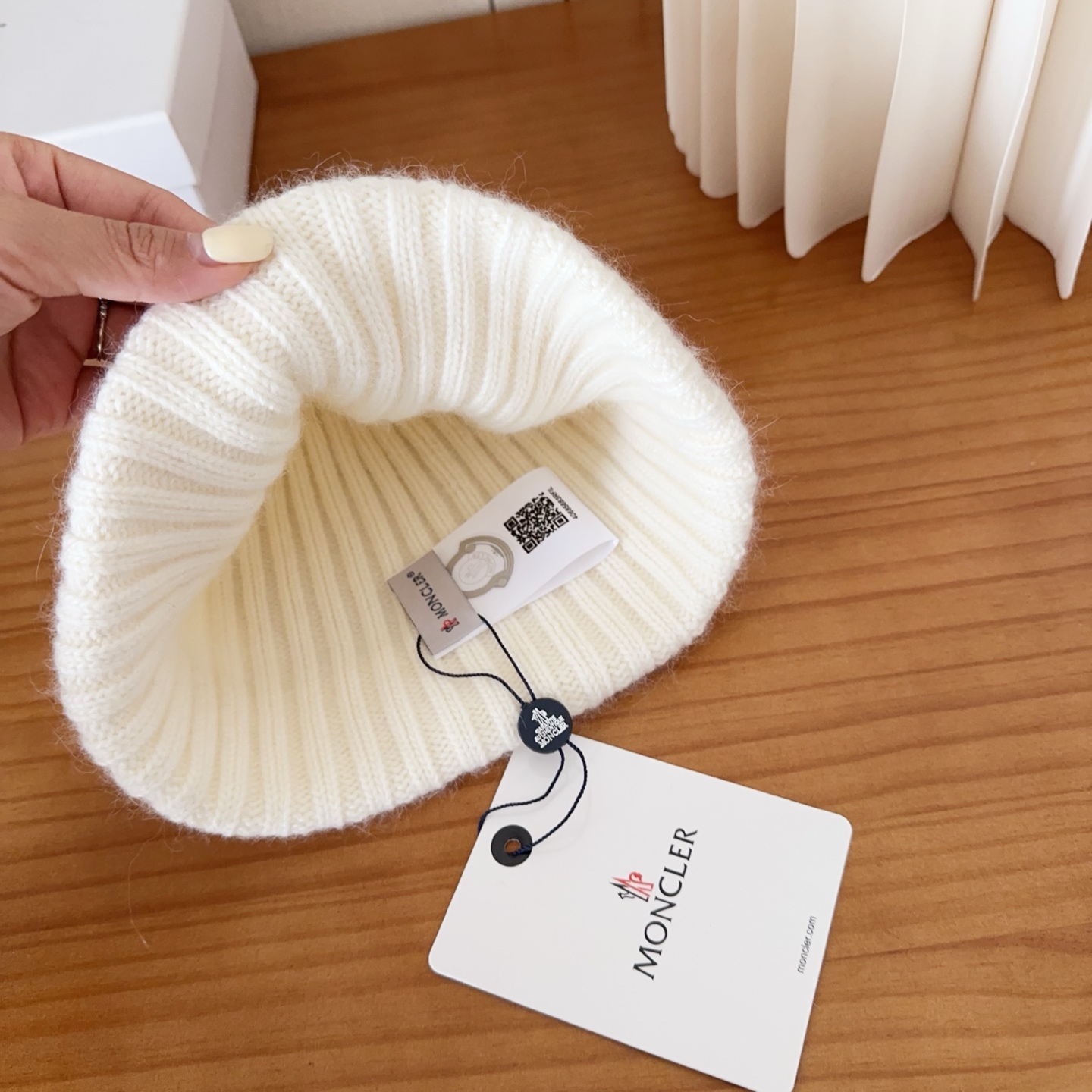 P68

Moncler蒙口25秋冬女士羊毛编织保暖针织帽
羊绒软糯般质感，正品级享受！
超大狐狸毛球1:1定制，原标！高品质现货！