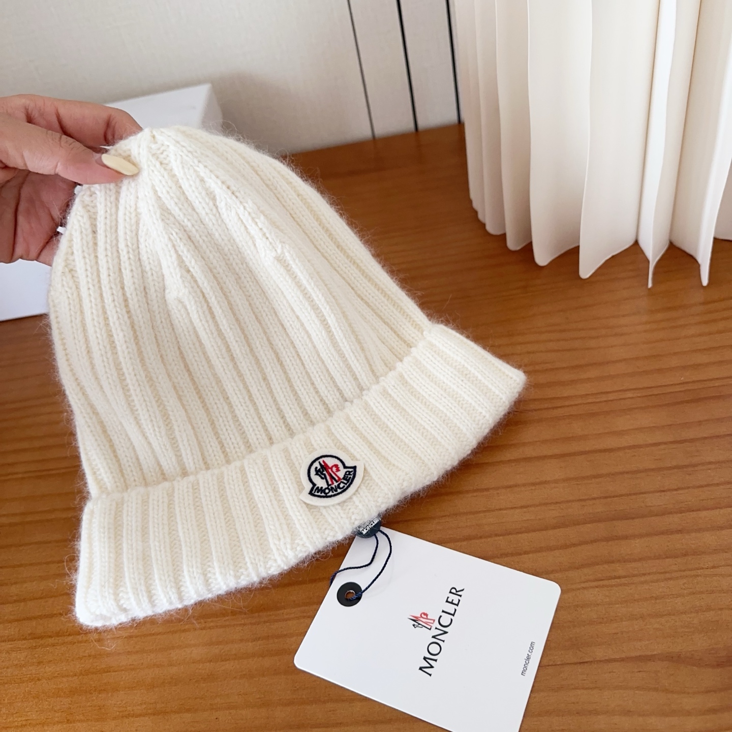 P68

Moncler蒙口25秋冬女士羊毛编织保暖针织帽
羊绒软糯般质感，正品级享受！
超大狐狸毛球1:1定制，原标！高品质现货！